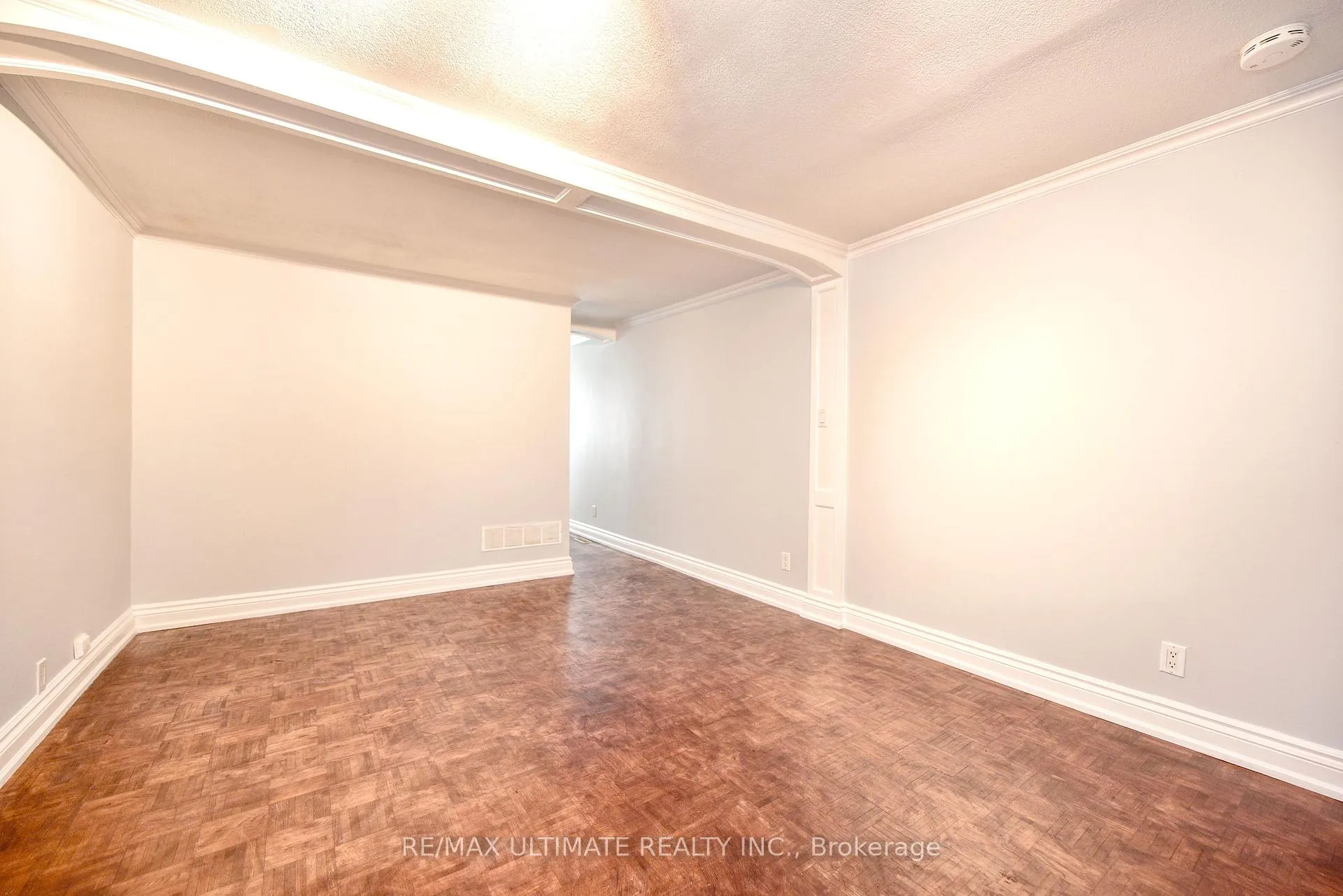 Photo 6 of 132 Spears Street, Toronto, Rockcliffe-Smythe — HOMEH