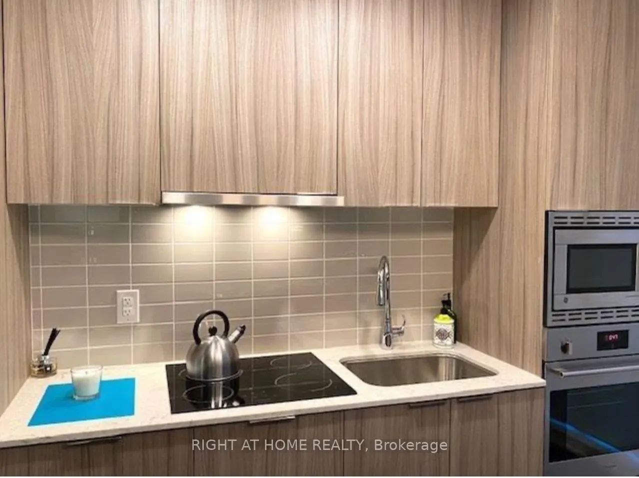 Photo 9 of Unit 705, 955 Bay Street, Toronto, Bay Street Corridor — HOMEH