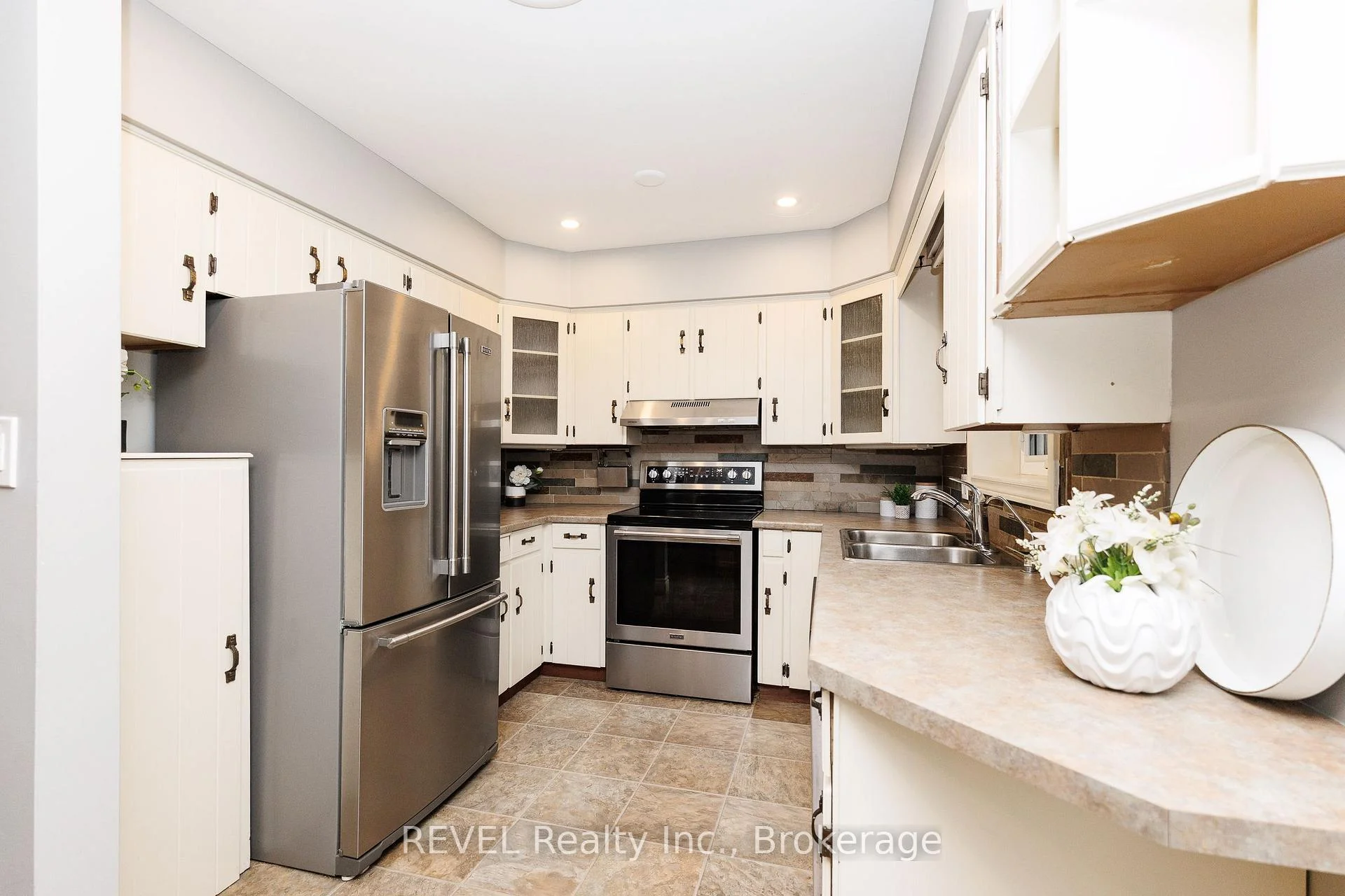 Photo 4 of 14 Shetland Crescent, St. Catharines, E. Chester — HOMEH