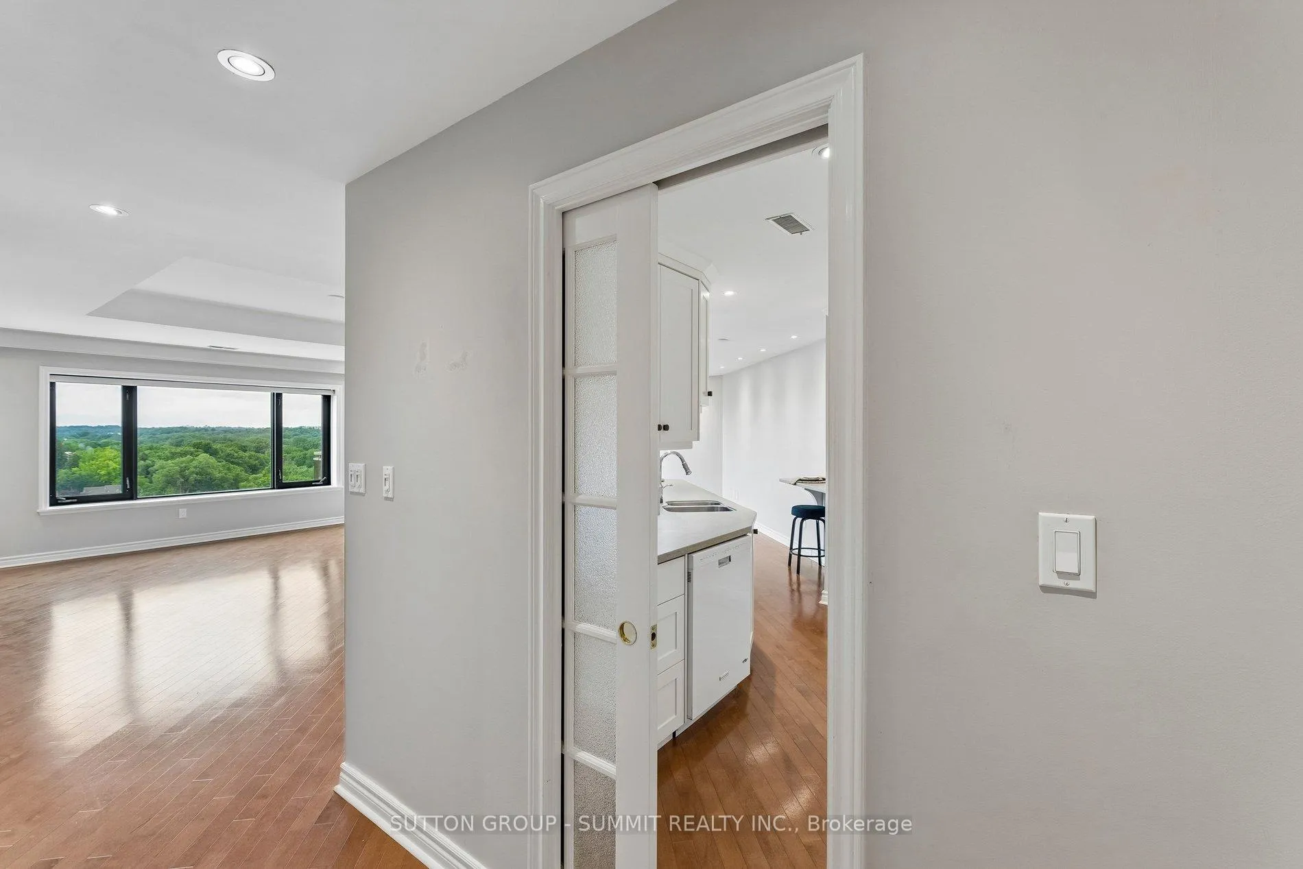Photo 7 of Unit 1102, 19 King Street, London, East K — HOMEH