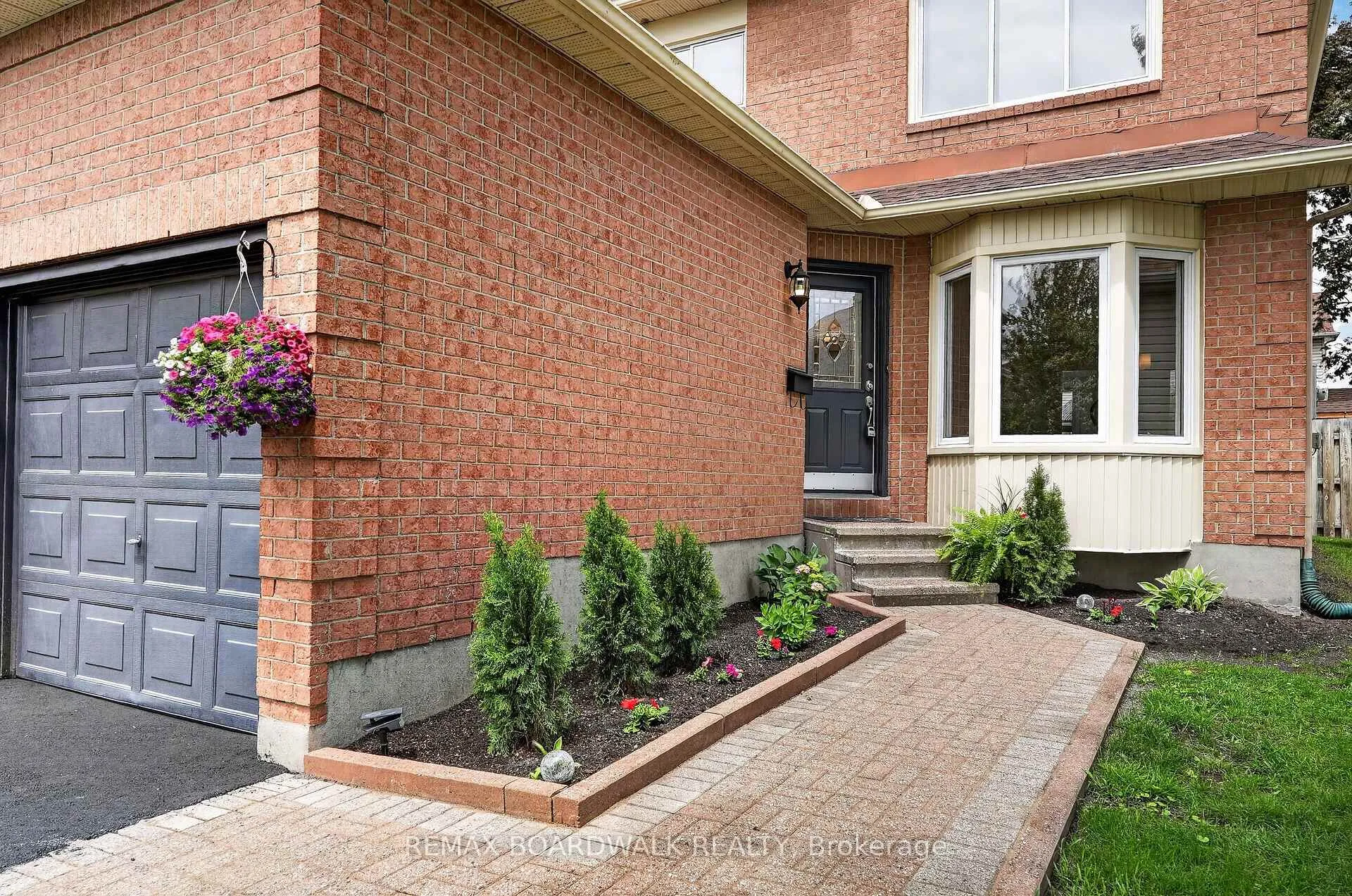Photo 2 of 735 Clearcrest Crescent, Ottawa, Fallingbrook/Ridgemount — HOMEH