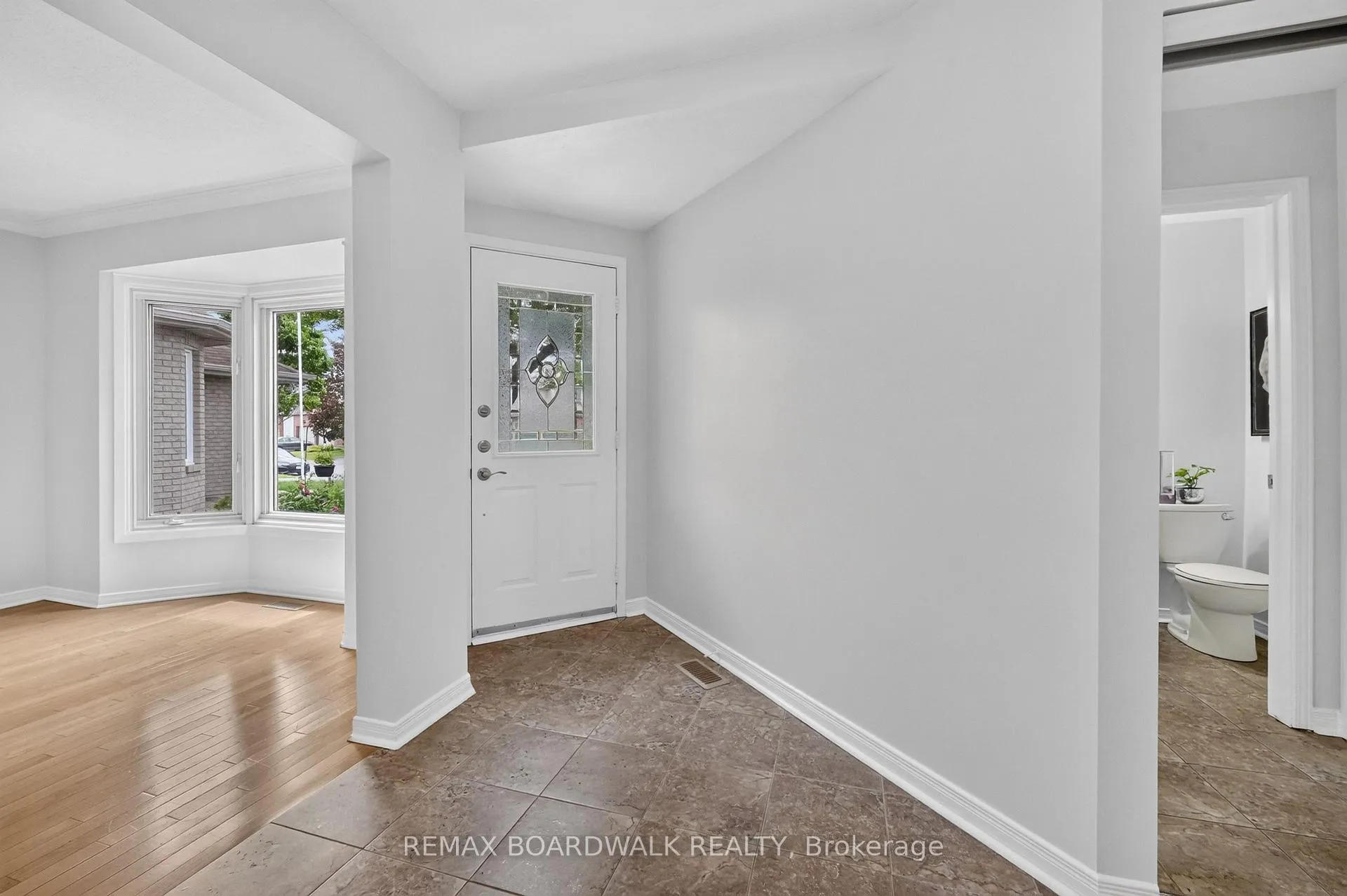 Photo 3 of 735 Clearcrest Crescent, Ottawa, Fallingbrook/Ridgemount — HOMEH
