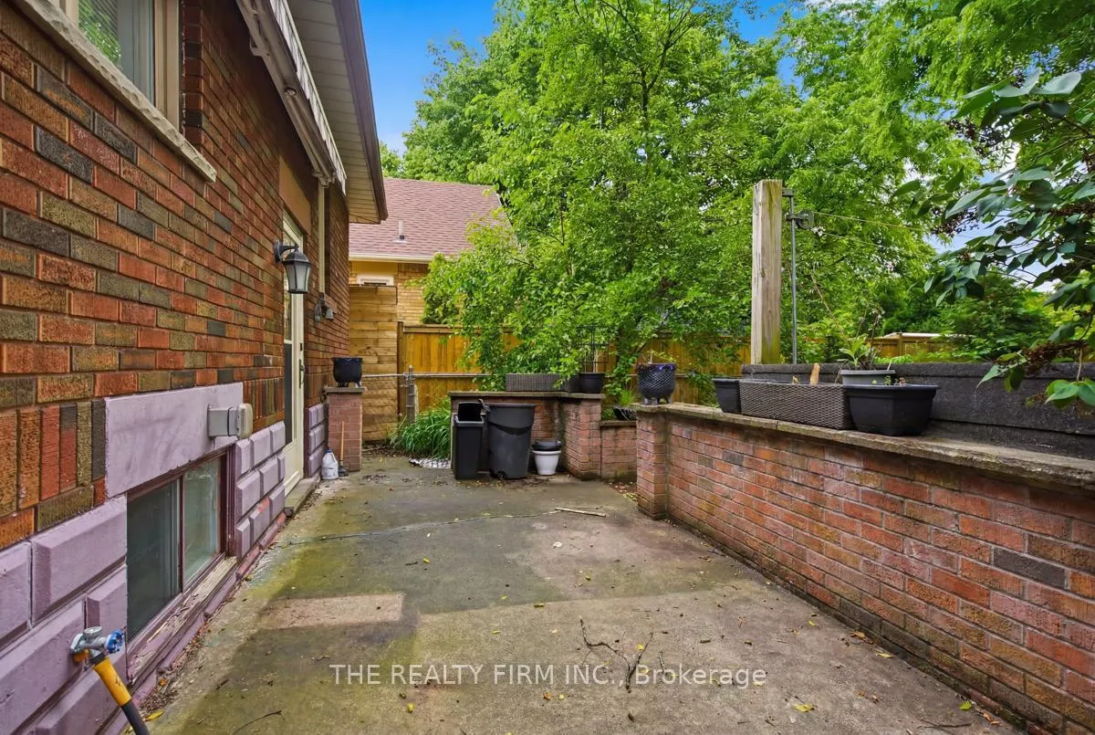 Photo 38 of 97 Springbank Drive, London, South E — HOMEH