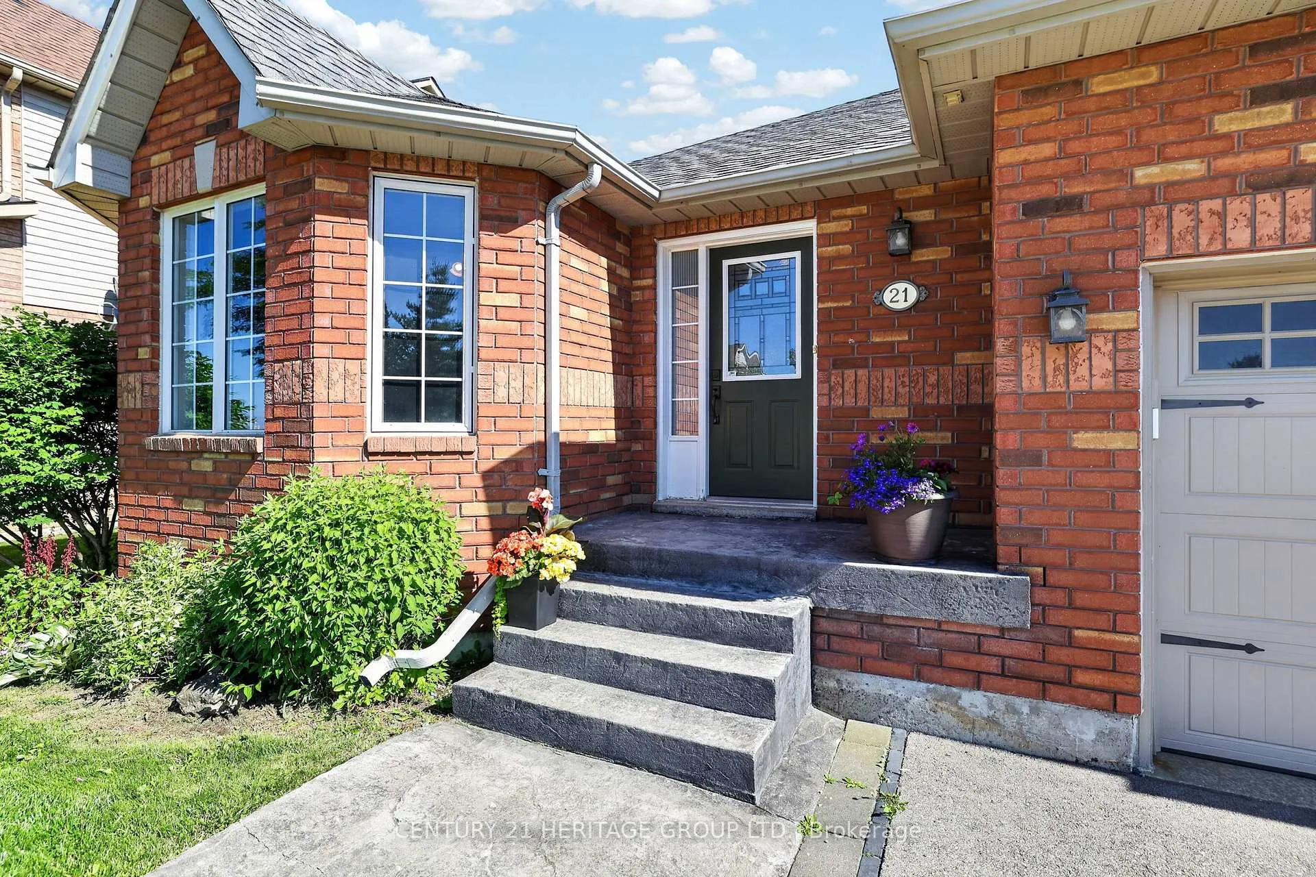 Photo 5 of 21 Bateman Street, New Tecumseth, Beeton — HOMEH