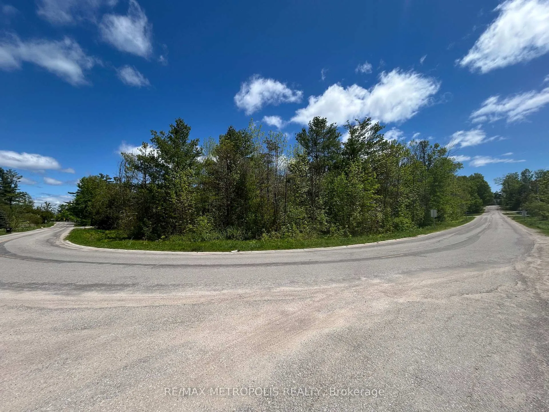 Photo 1 of 593 Lakeshore Road E, Oro-Medonte, Rural Oro-Medonte — HOMEH