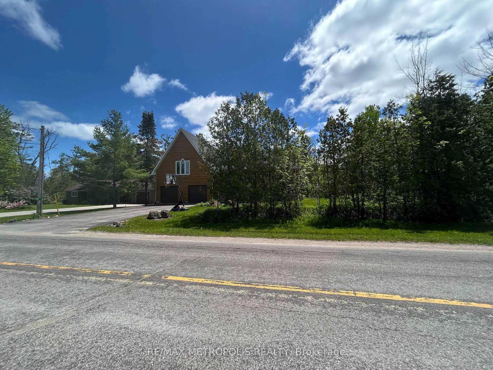 Photo 2 of 593 Lakeshore Road E, Oro-Medonte, Rural Oro-Medonte — HOMEH