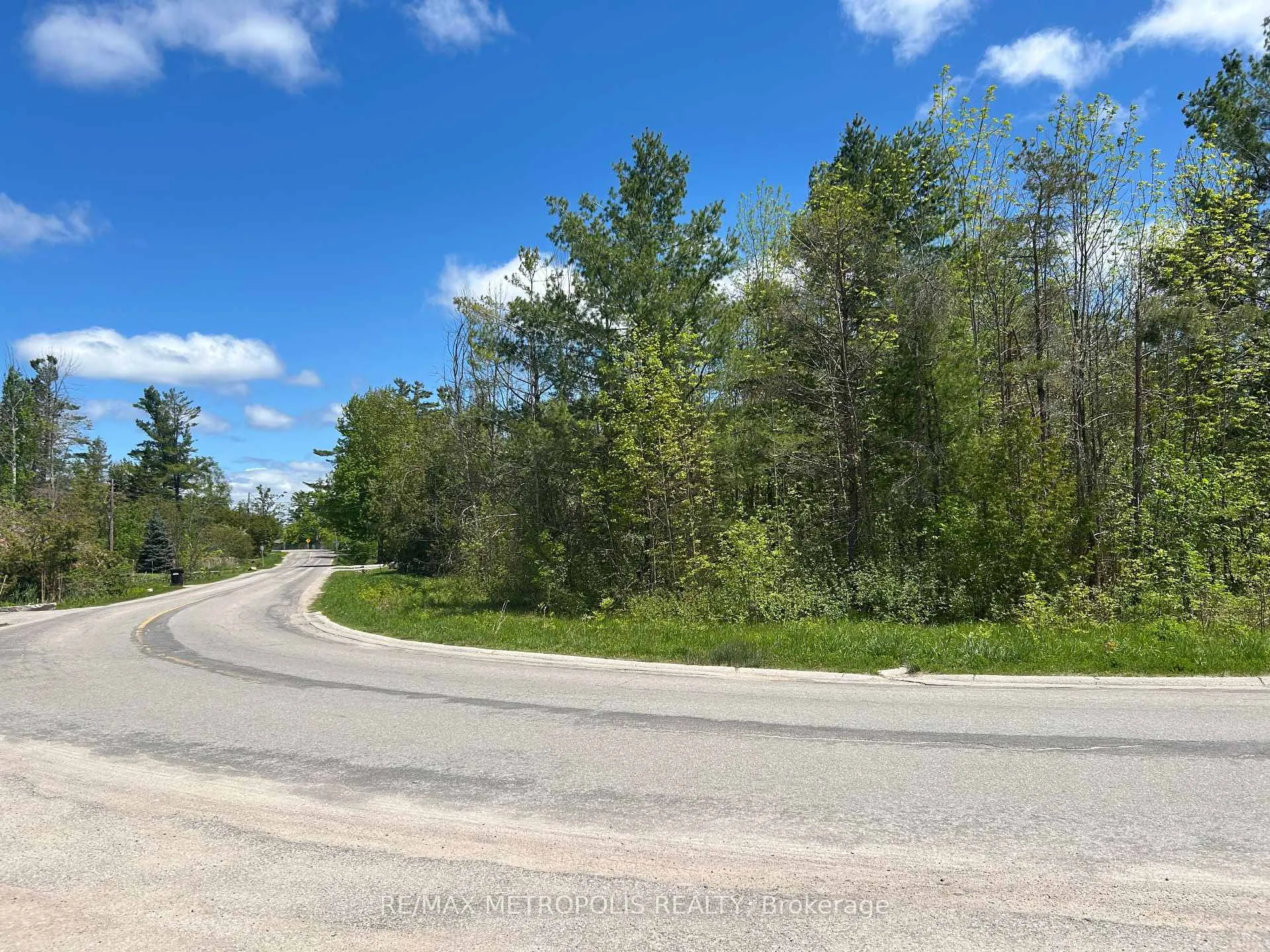Photo 3 of 593 Lakeshore Road E, Oro-Medonte, Rural Oro-Medonte — HOMEH