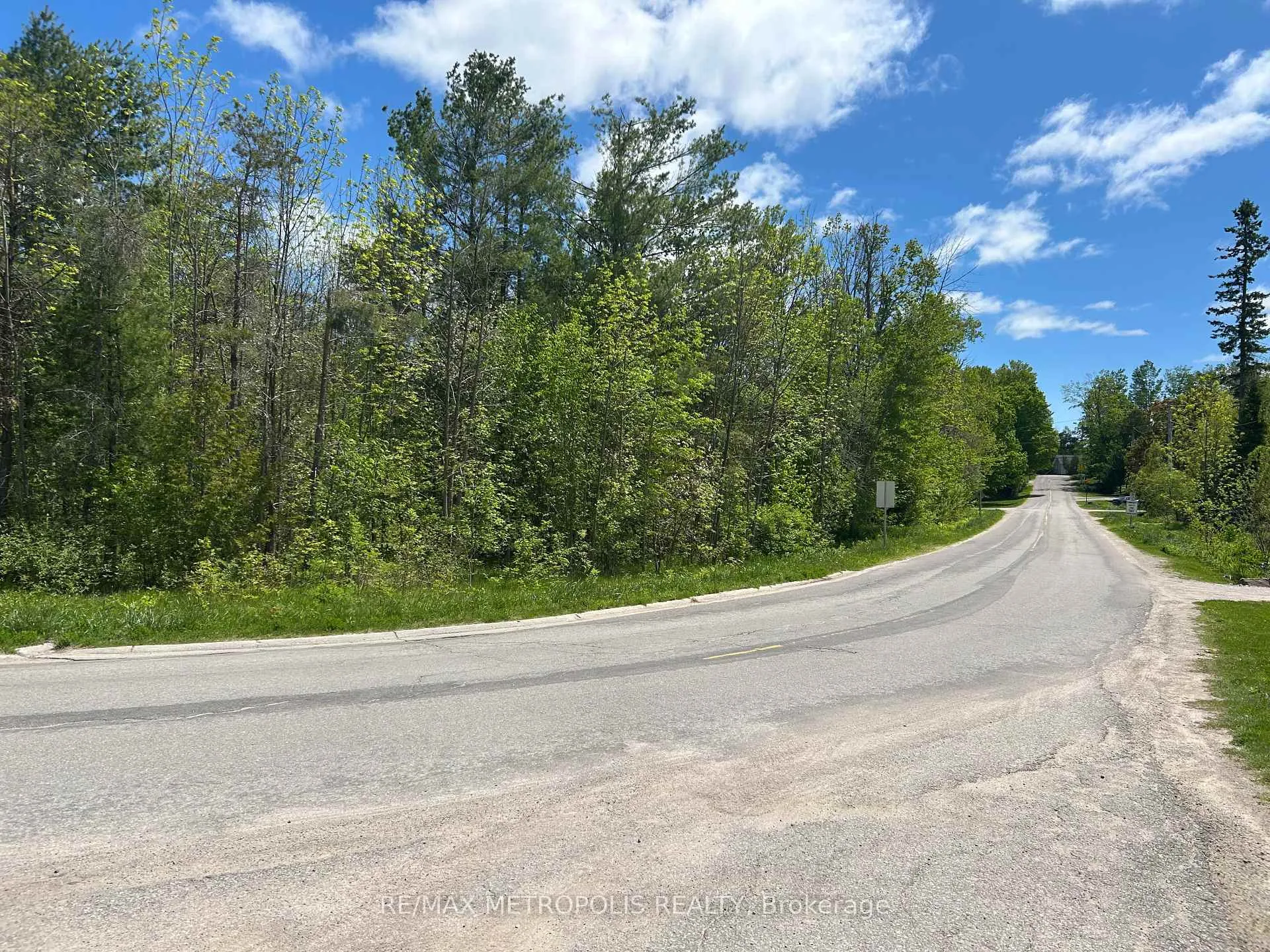 Photo 4 of 593 Lakeshore Road E, Oro-Medonte, Rural Oro-Medonte — HOMEH