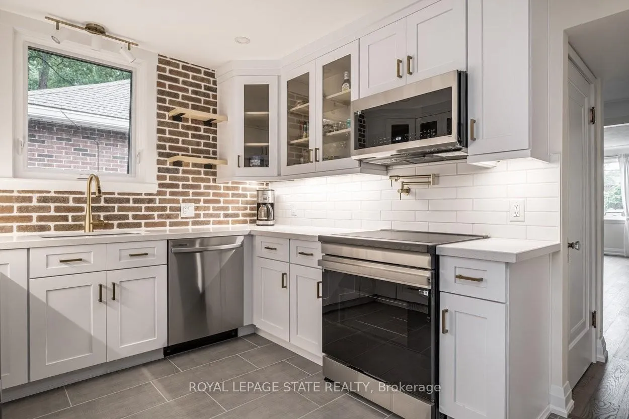 Photo 9 of 10 Dorset Place, Hamilton, Westdale — HOMEH