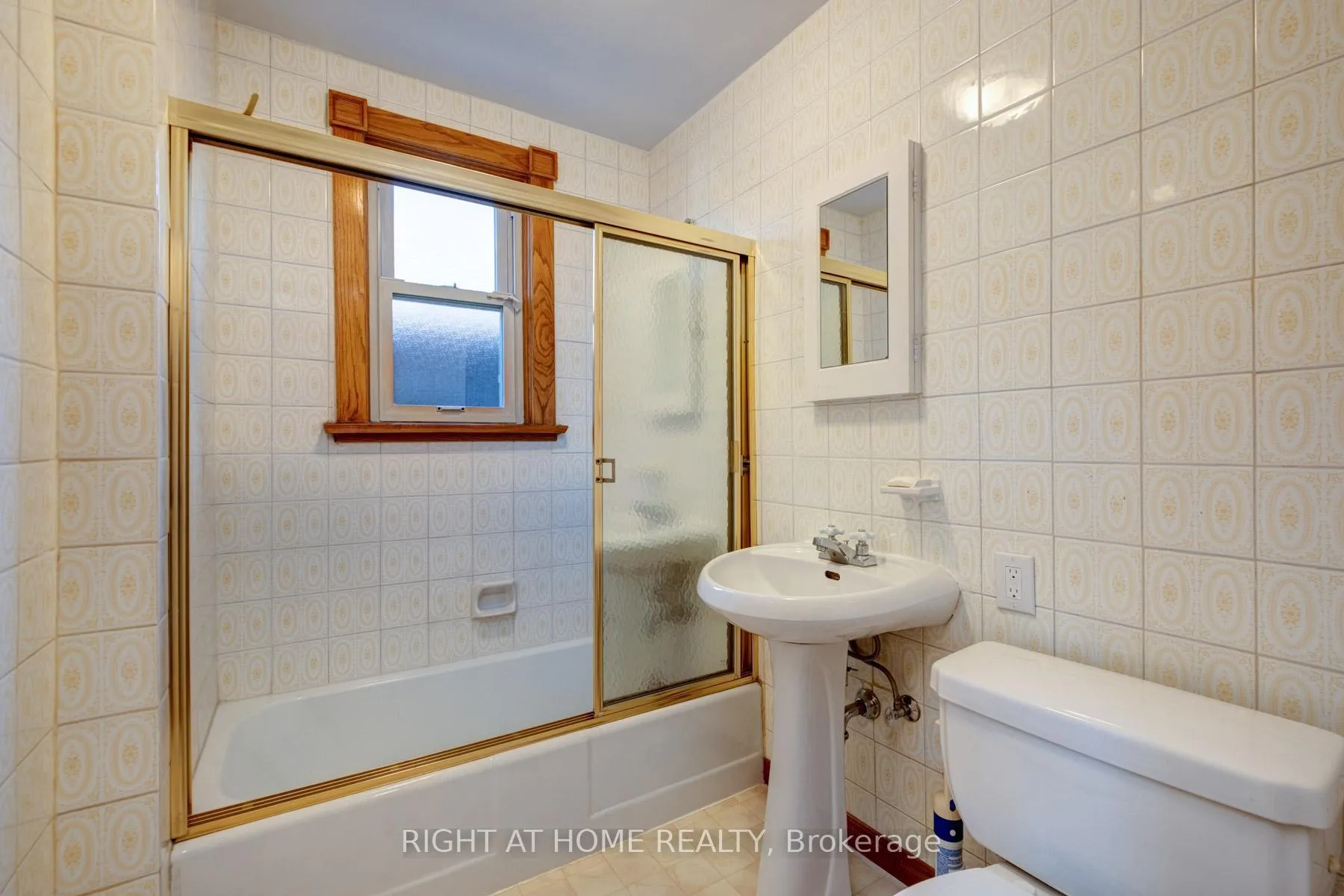 Photo 5 of Unit Main, 952 Coxwell Avenue, Toronto, East York — HOMEH