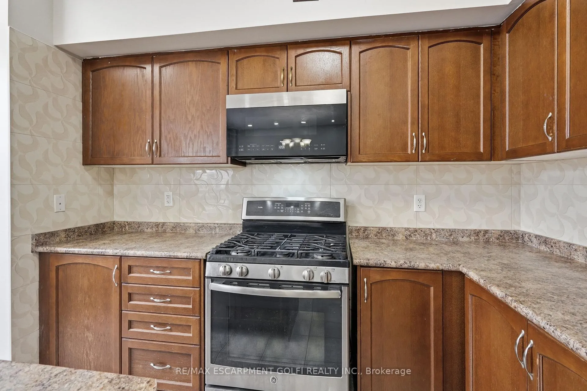Photo 8 of 2549 Postmaster Drive, Oakville, Westmount — HOMEH
