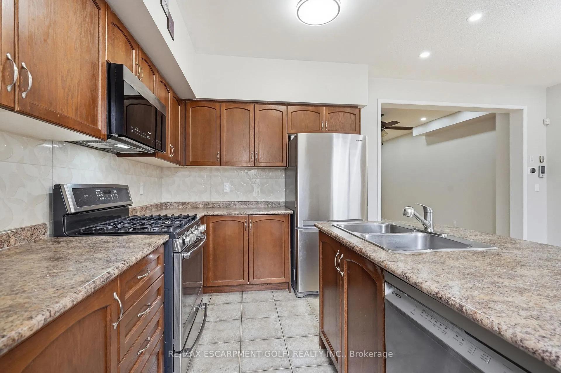 Photo 9 of 2549 Postmaster Drive, Oakville, Westmount — HOMEH