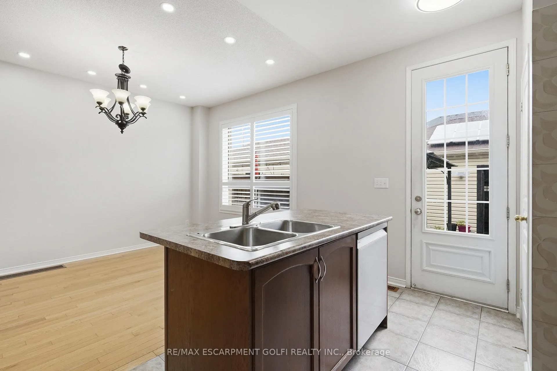 Photo 10 of 2549 Postmaster Drive, Oakville, Westmount — HOMEH