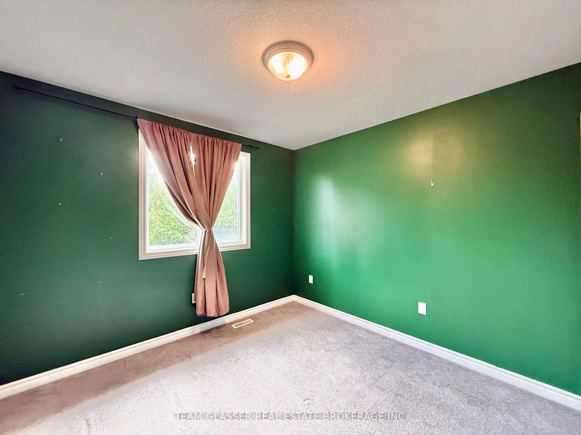 Photo 6 of 691 Oakcrossing Road, London, North M — HOMEH
