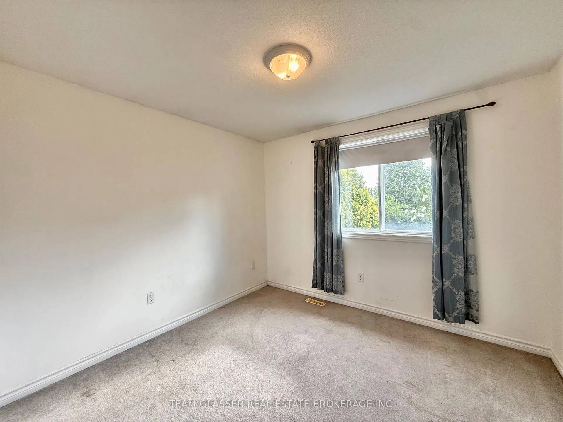 Photo 7 of 691 Oakcrossing Road, London, North M — HOMEH