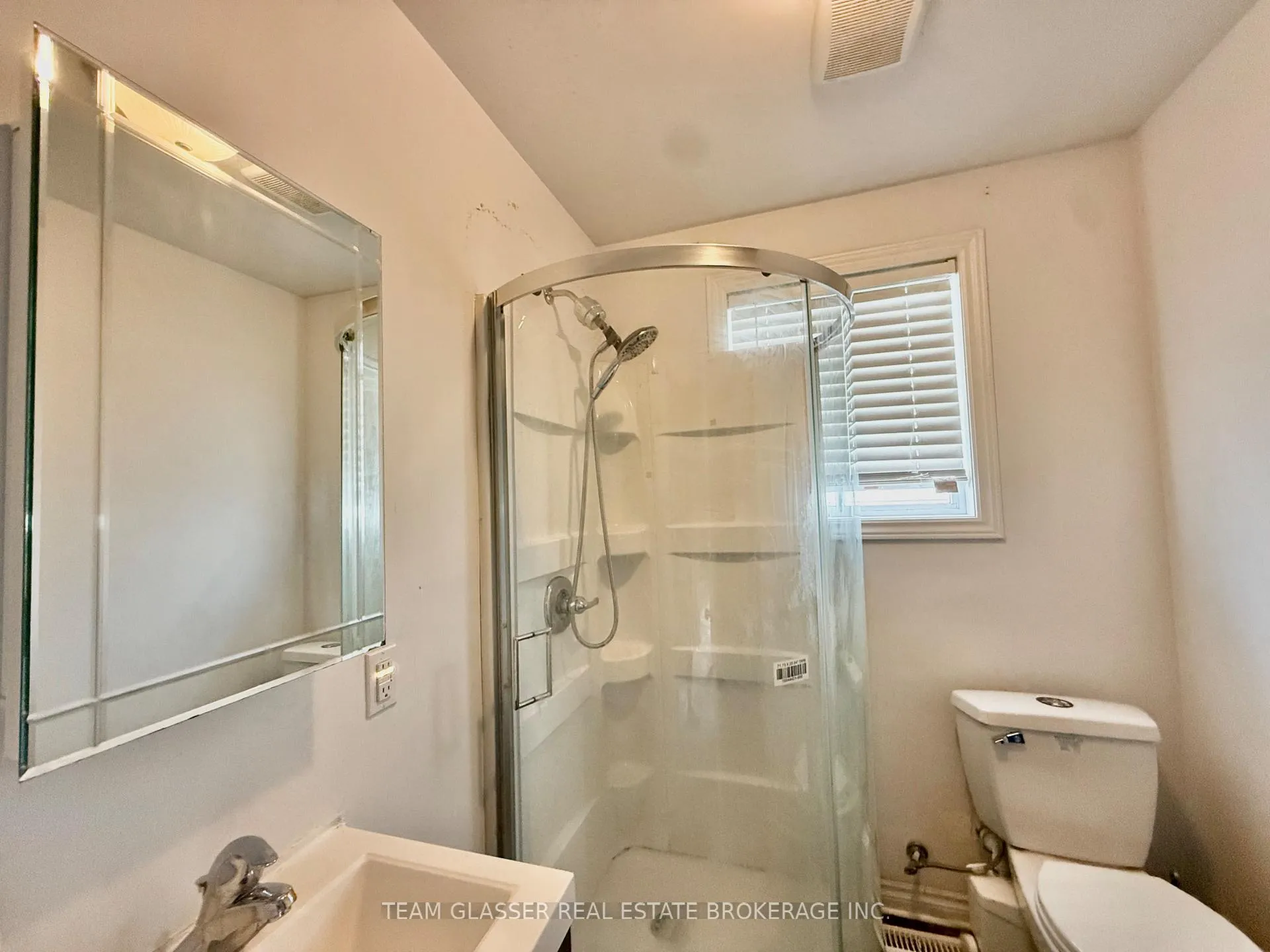 Photo 8 of 691 Oakcrossing Road, London, North M — HOMEH