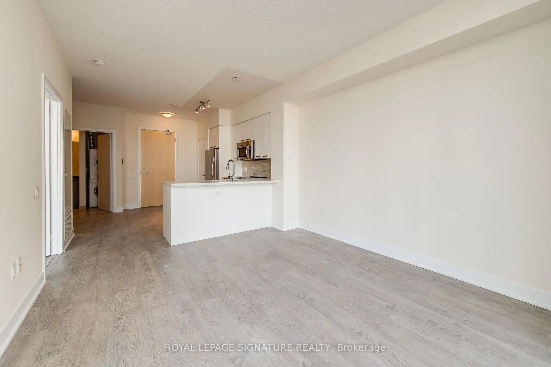 Photo 4 of Unit 806, 30 Roehampton Avenue, Toronto, Mount Pleasant West — HOMEH