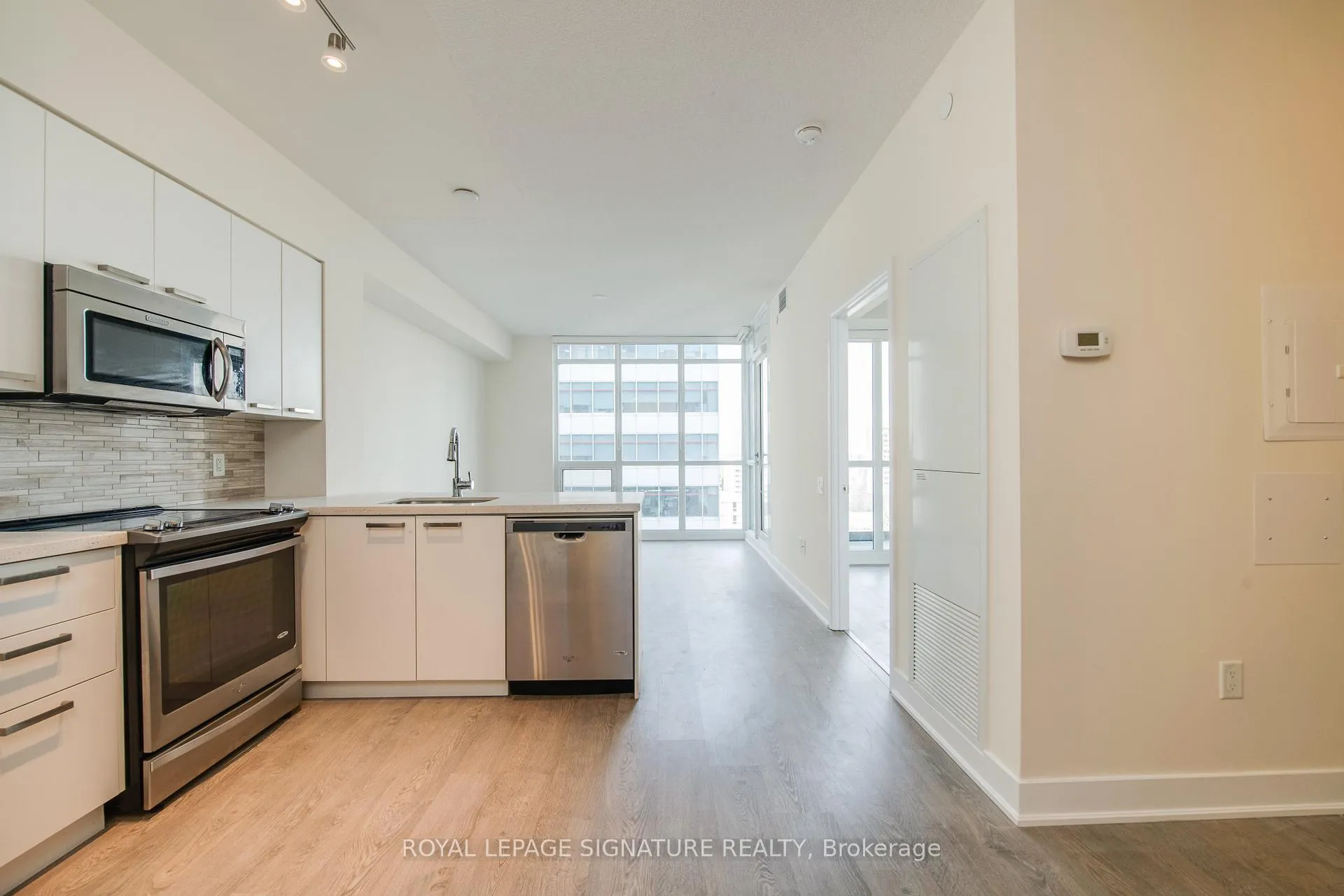 Photo 5 of Unit 806, 30 Roehampton Avenue, Toronto, Mount Pleasant West — HOMEH