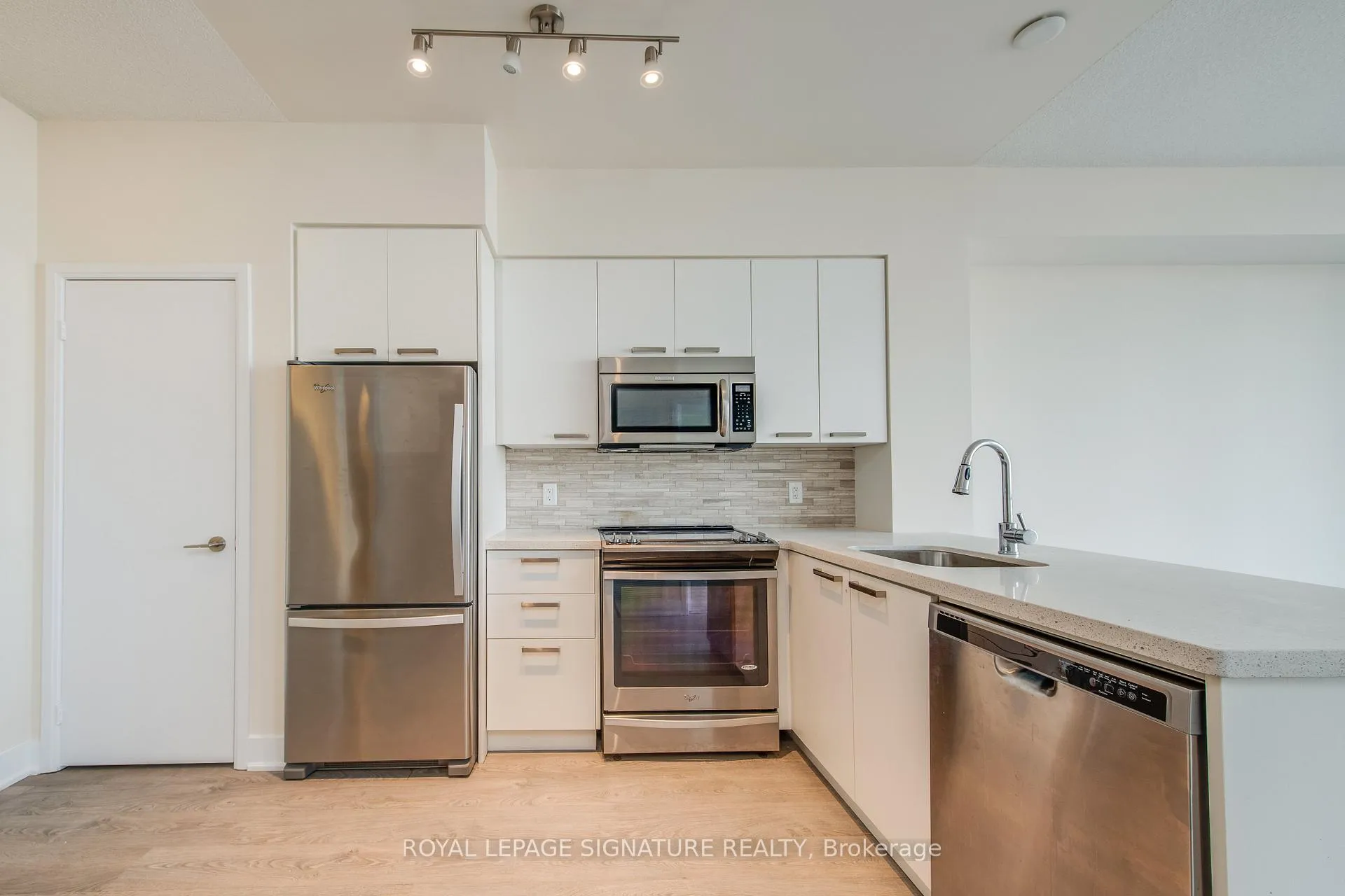 Photo 7 of Unit 806, 30 Roehampton Avenue, Toronto, Mount Pleasant West — HOMEH