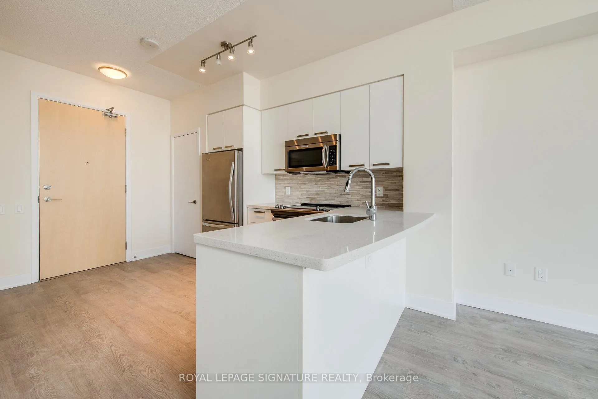 Photo 9 of Unit 806, 30 Roehampton Avenue, Toronto, Mount Pleasant West — HOMEH