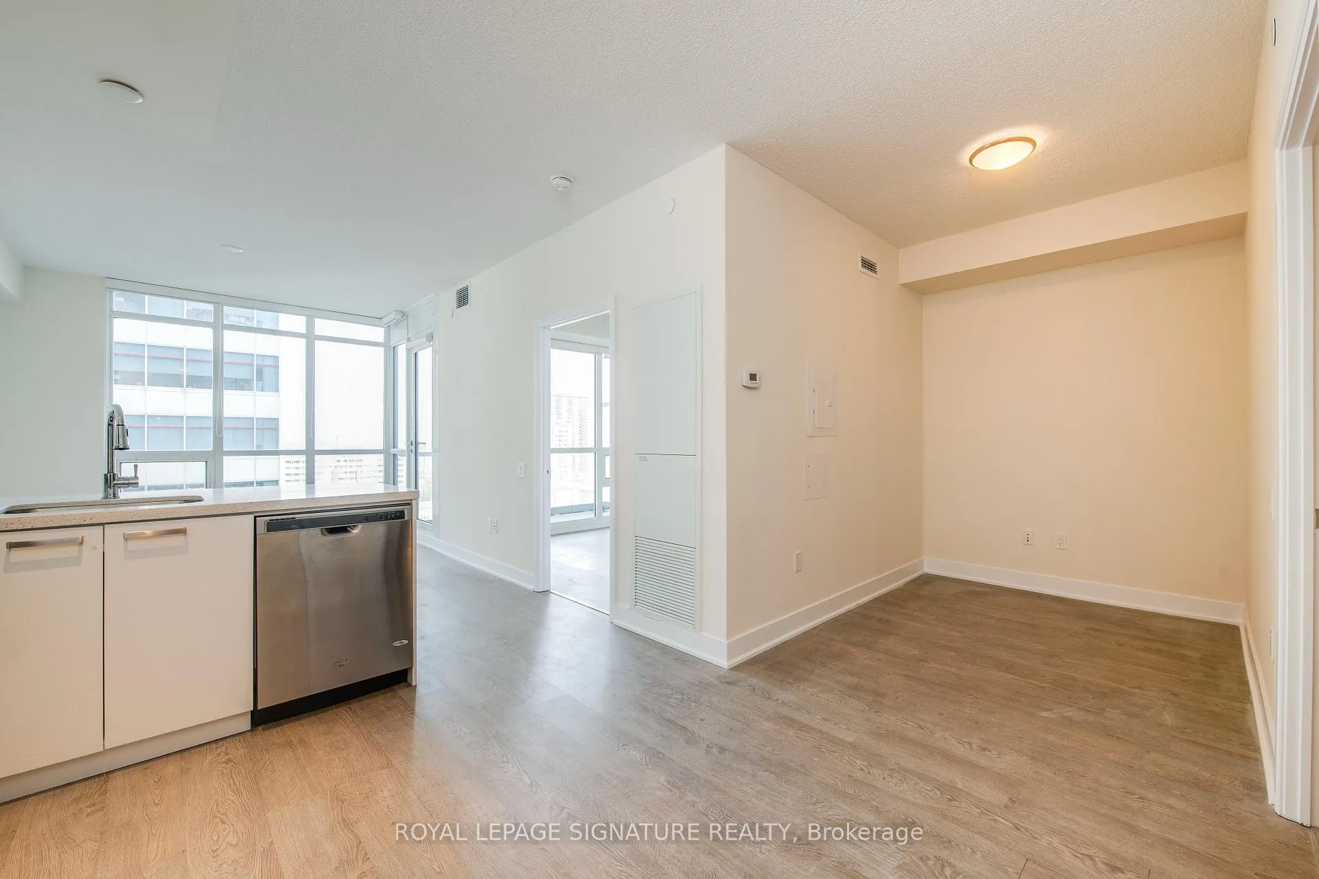 Photo 11 of Unit 806, 30 Roehampton Avenue, Toronto, Mount Pleasant West — HOMEH