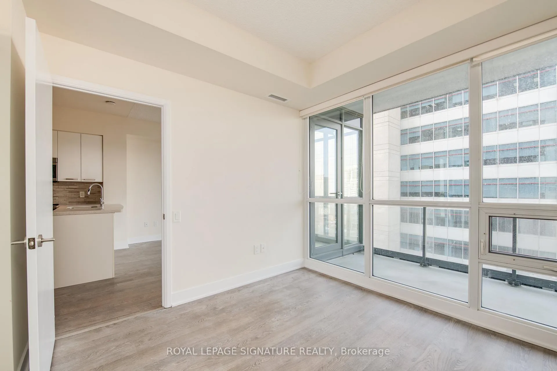 Photo 15 of Unit 806, 30 Roehampton Avenue, Toronto, Mount Pleasant West — HOMEH