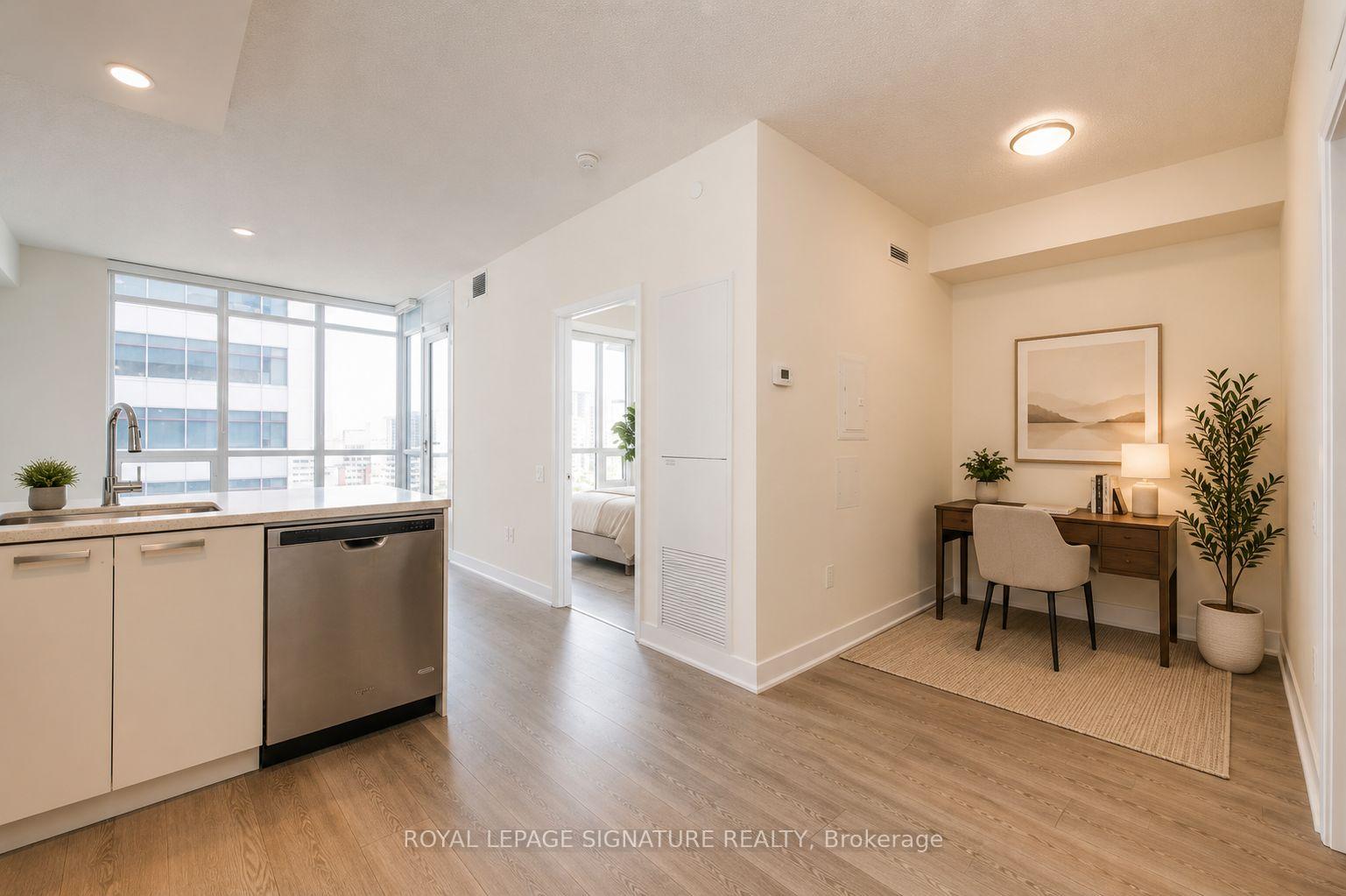 Photo 6 of Unit 806, 30 Roehampton Avenue, Toronto, Mount Pleasant West — HOMEH