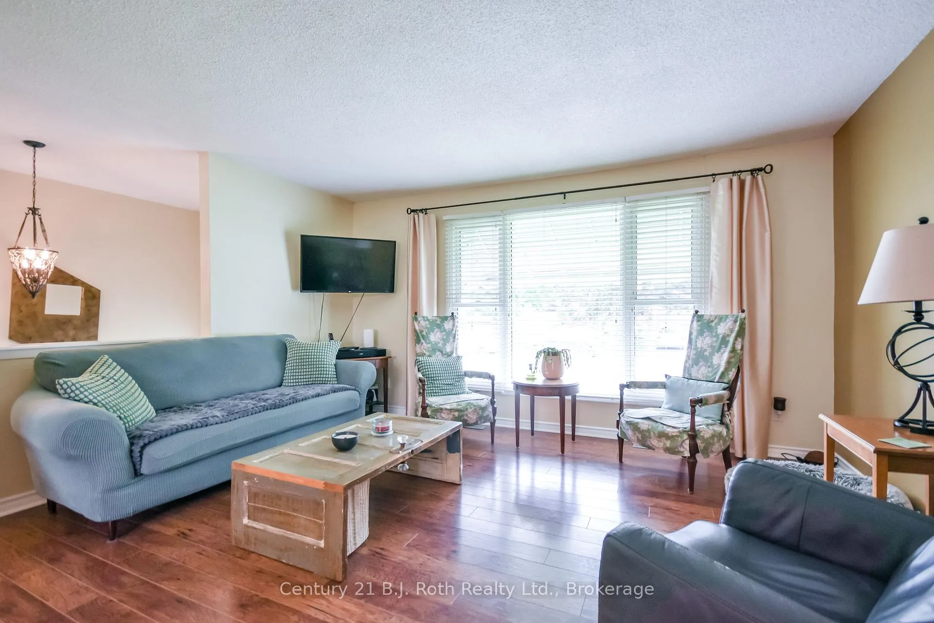 Photo 5 of 38 Andrea Crescent, Orillia — HOMEH