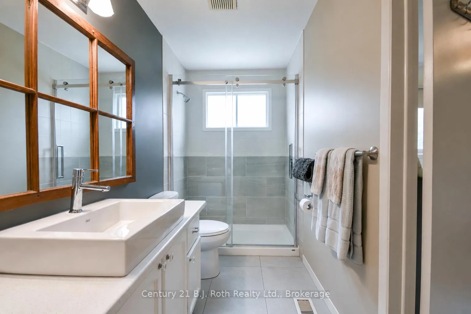 Photo 11 of 38 Andrea Crescent, Orillia — HOMEH