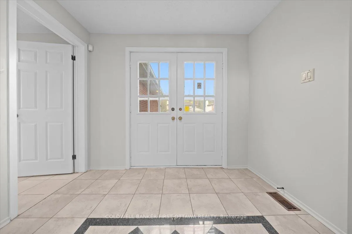 Photo 3 of 1841 Thistleleaf Crescent, Ottawa, Chapel Hill — HOMEH