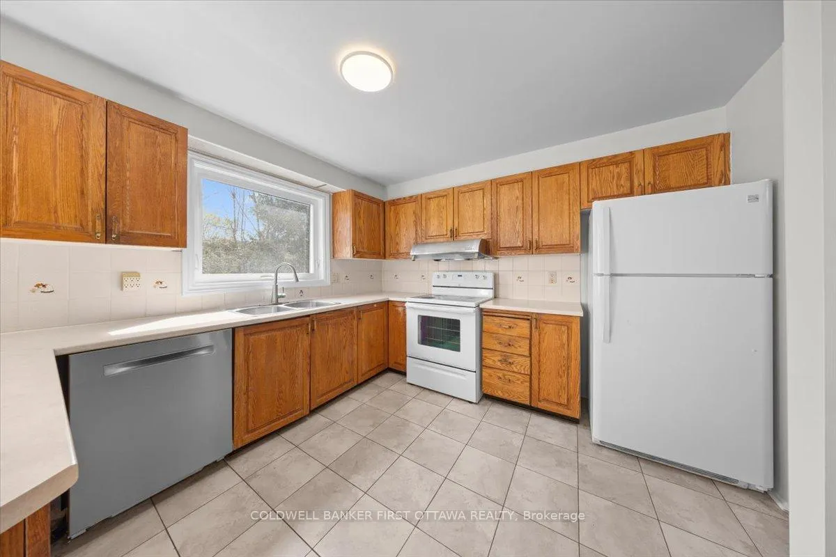 Photo 8 of 1841 Thistleleaf Crescent, Ottawa, Chapel Hill — HOMEH