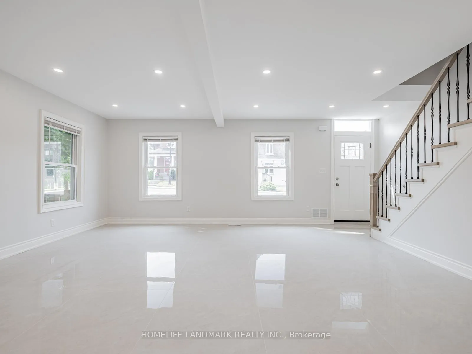 Photo 3 of 41 Arnold Crescent, Richmond Hill, Mill Pond — HOMEH