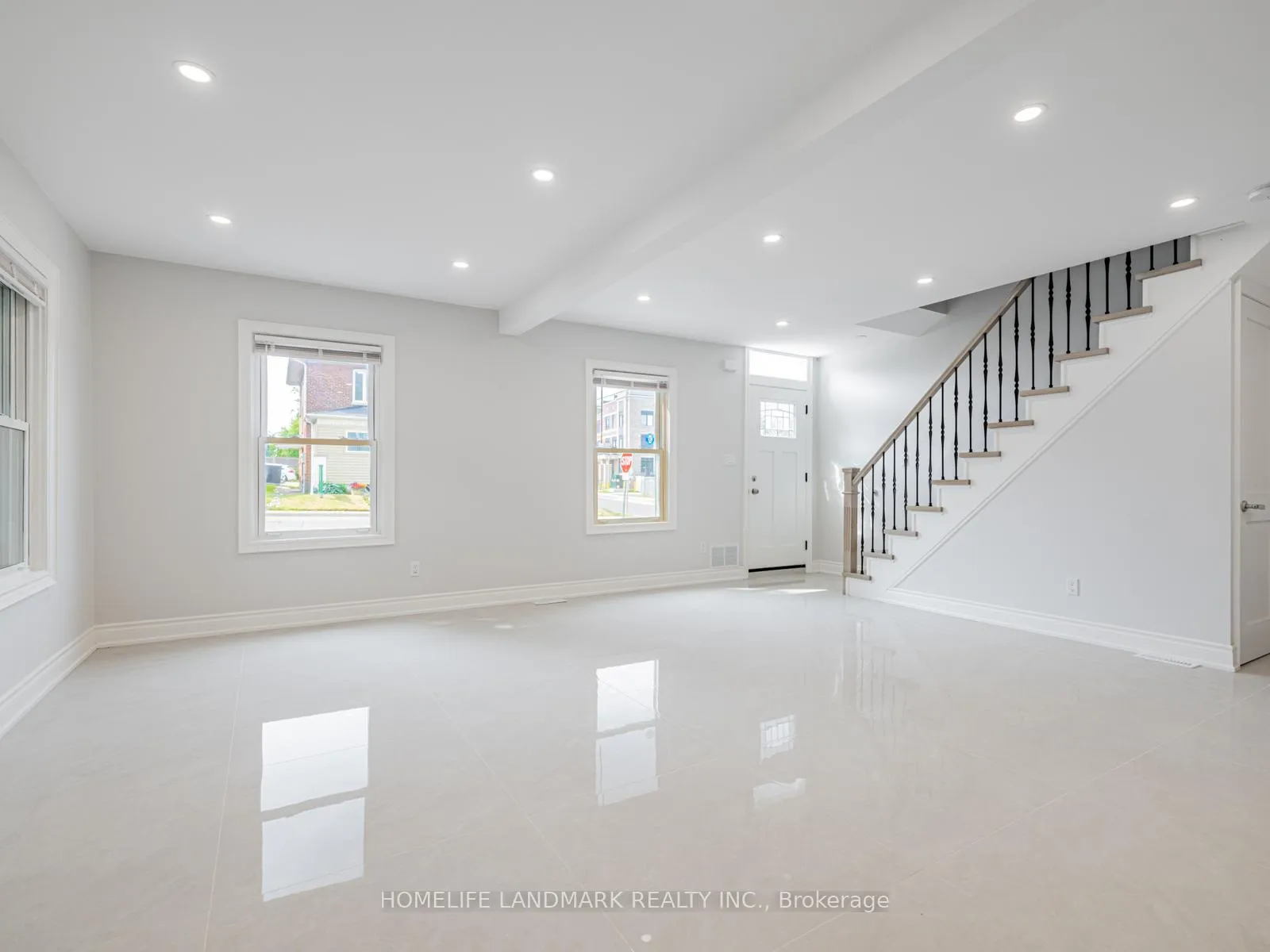 Photo 4 of 41 Arnold Crescent, Richmond Hill, Mill Pond — HOMEH
