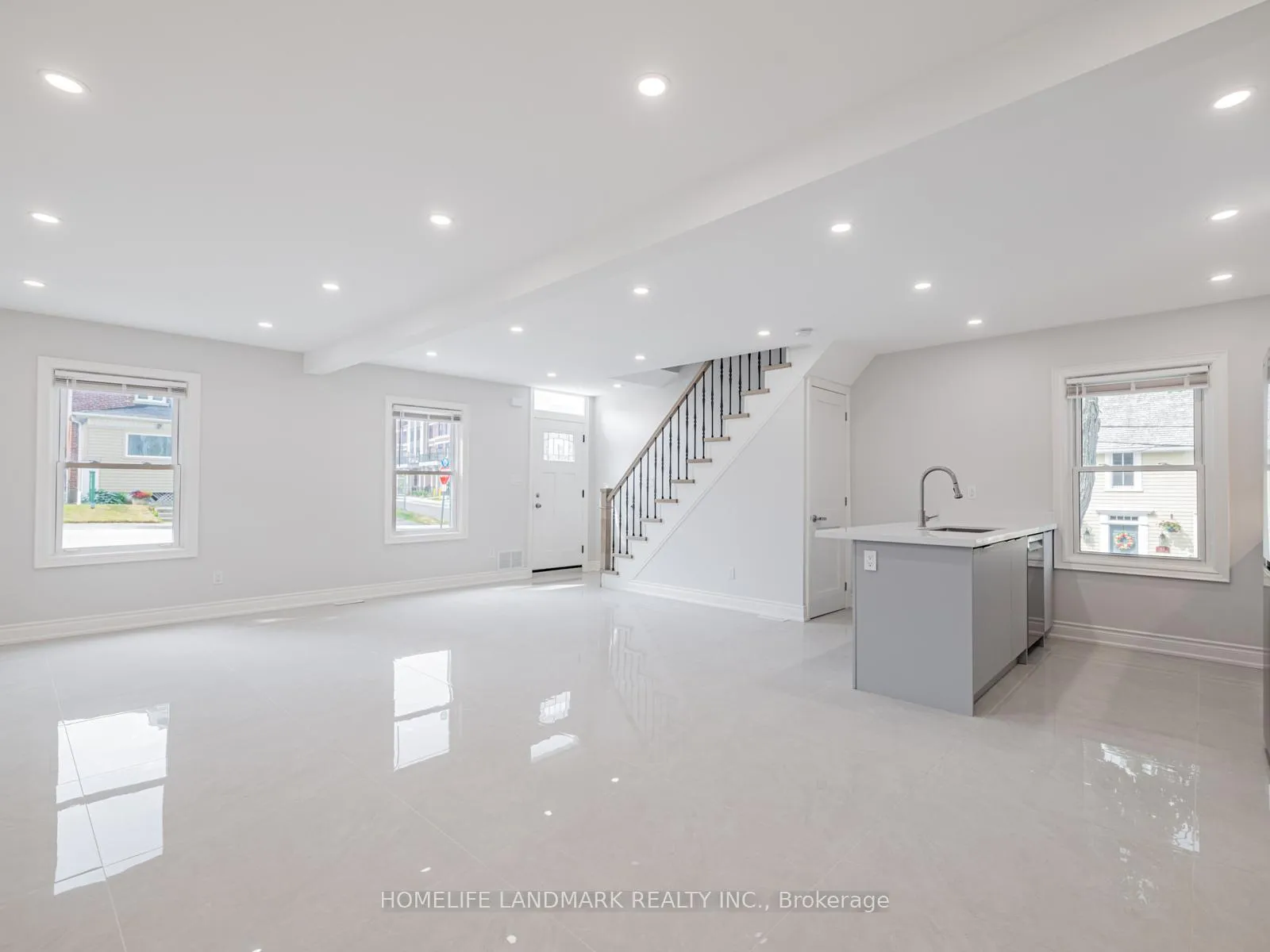 Photo 6 of 41 Arnold Crescent, Richmond Hill, Mill Pond — HOMEH