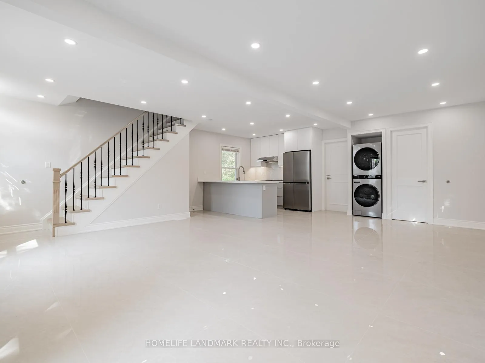 Photo 7 of 41 Arnold Crescent, Richmond Hill, Mill Pond — HOMEH