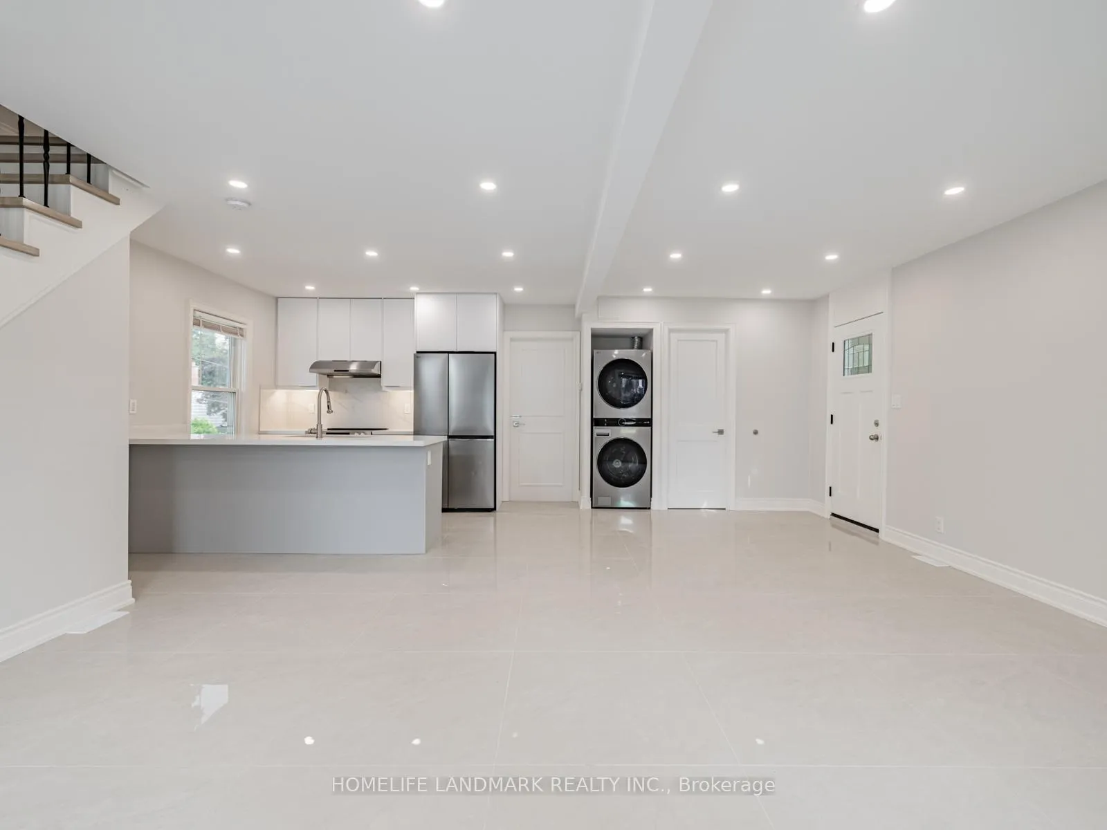 Photo 8 of 41 Arnold Crescent, Richmond Hill, Mill Pond — HOMEH