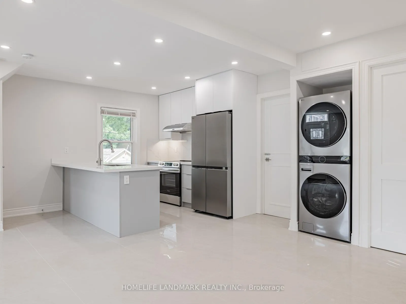 Photo 9 of 41 Arnold Crescent, Richmond Hill, Mill Pond — HOMEH