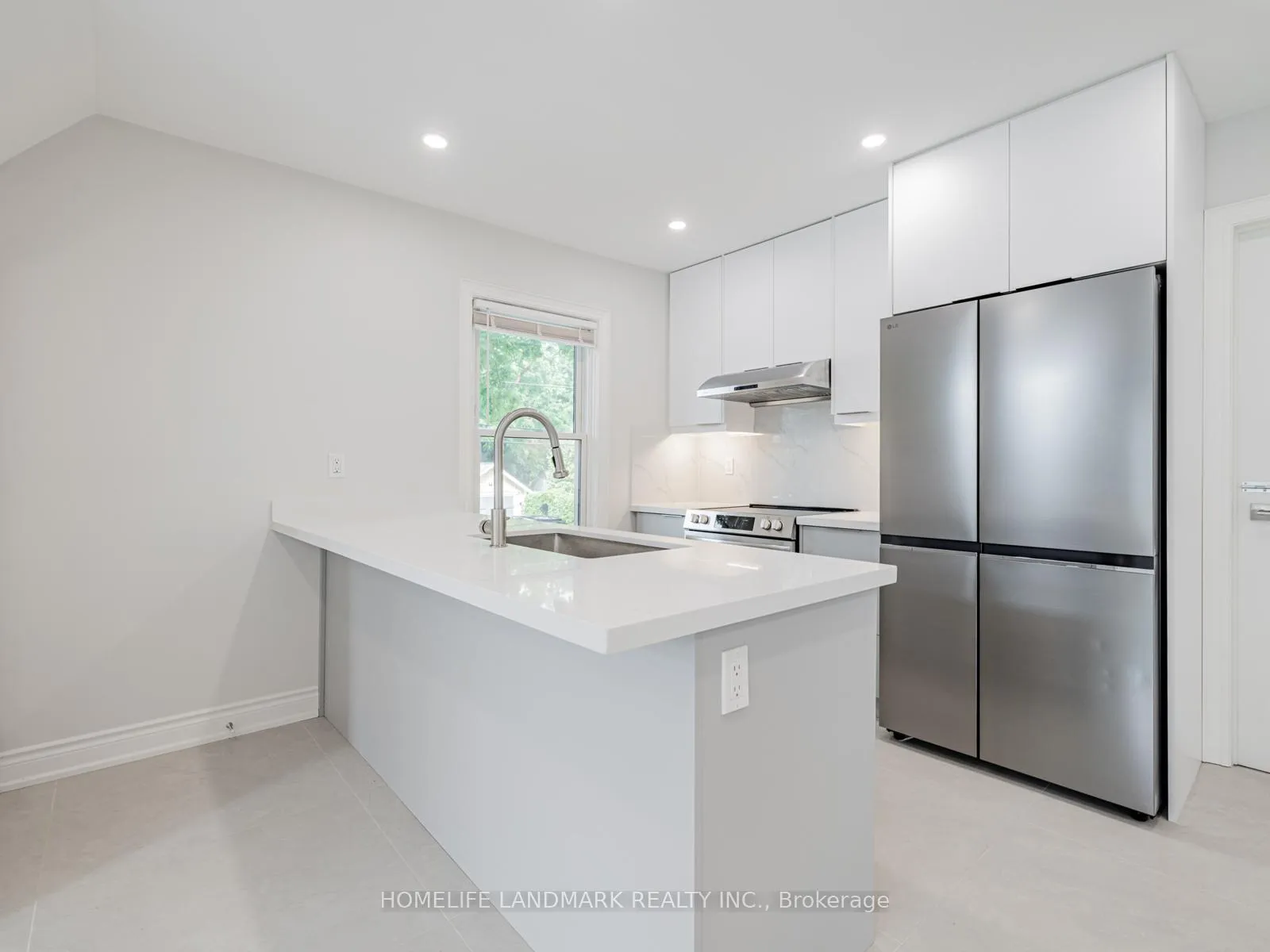 Photo 10 of 41 Arnold Crescent, Richmond Hill, Mill Pond — HOMEH