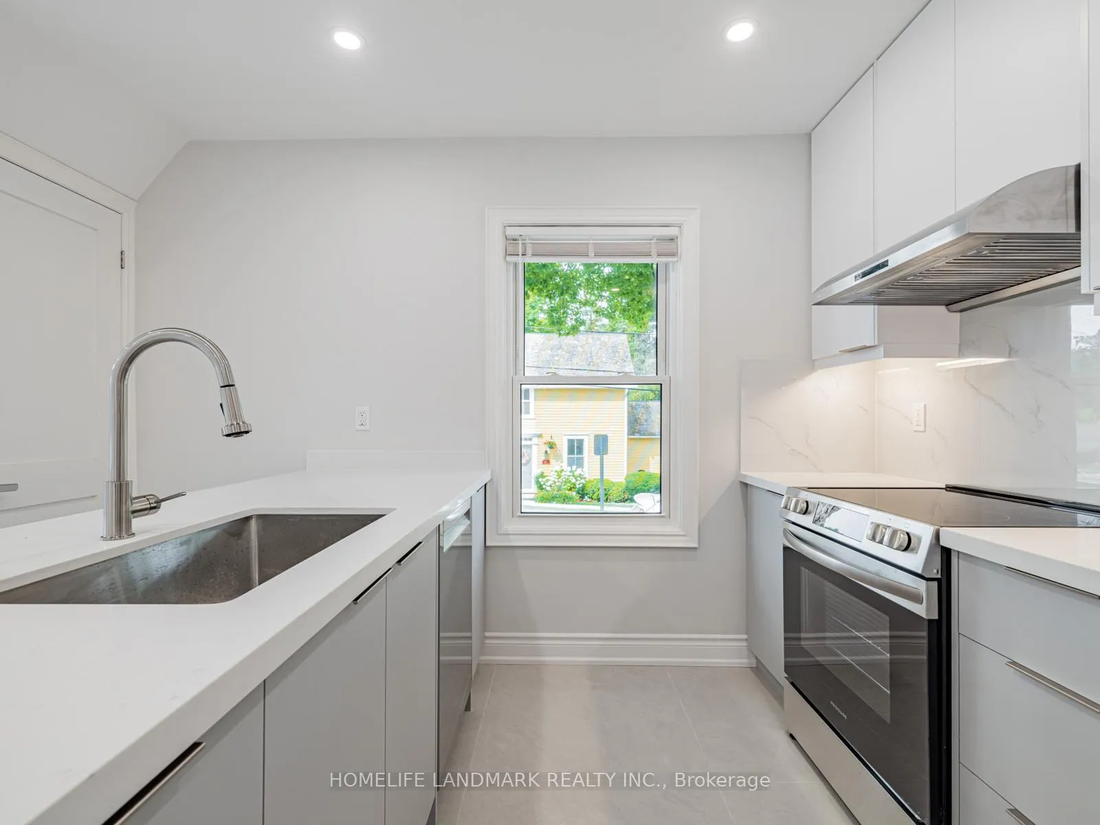 Photo 11 of 41 Arnold Crescent, Richmond Hill, Mill Pond — HOMEH