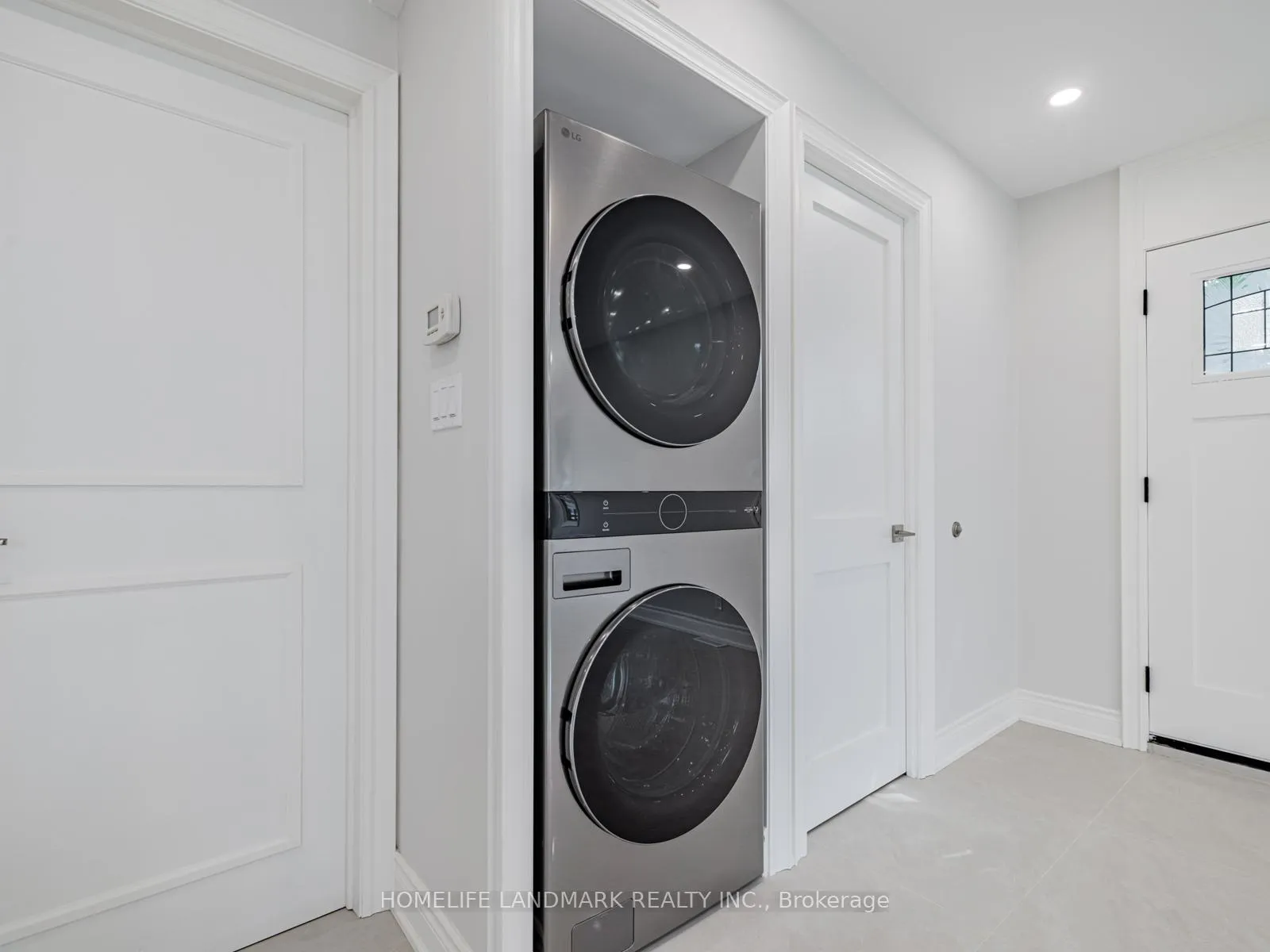Photo 12 of 41 Arnold Crescent, Richmond Hill, Mill Pond — HOMEH