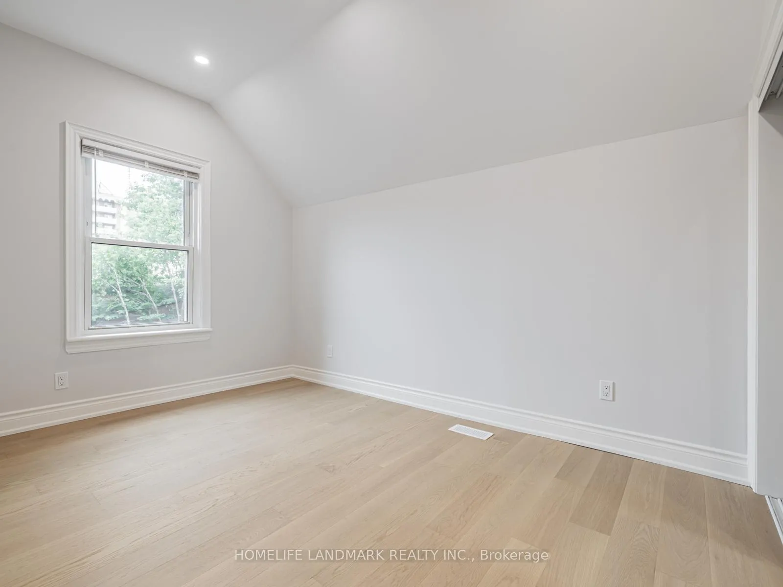 Photo 19 of 41 Arnold Crescent, Richmond Hill, Mill Pond — HOMEH