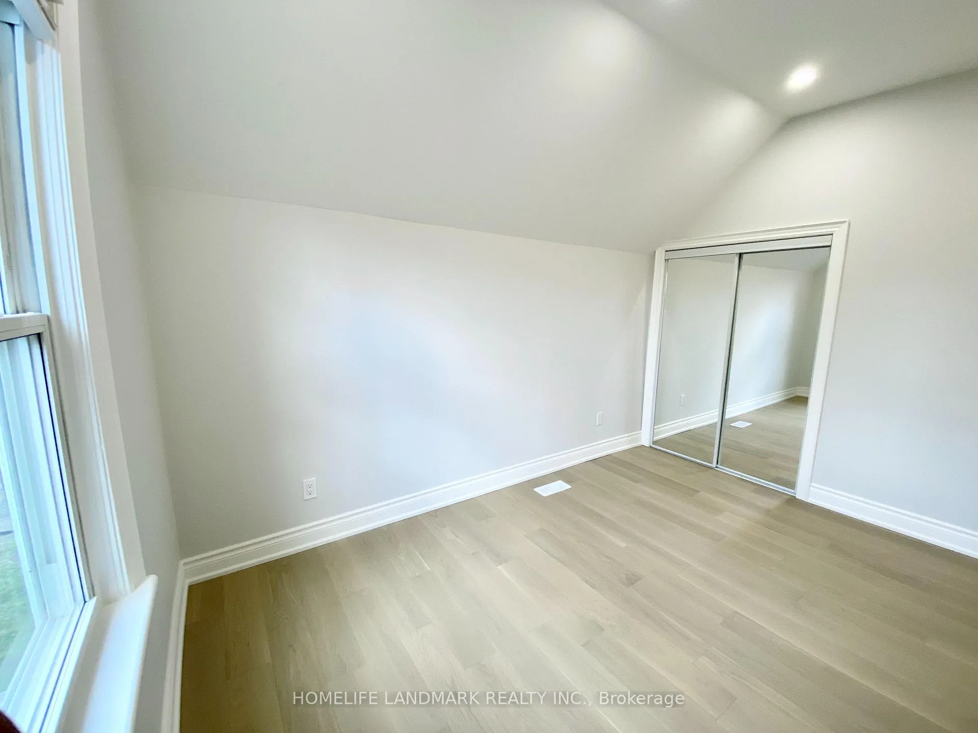 Photo 22 of 41 Arnold Crescent, Richmond Hill, Mill Pond — HOMEH