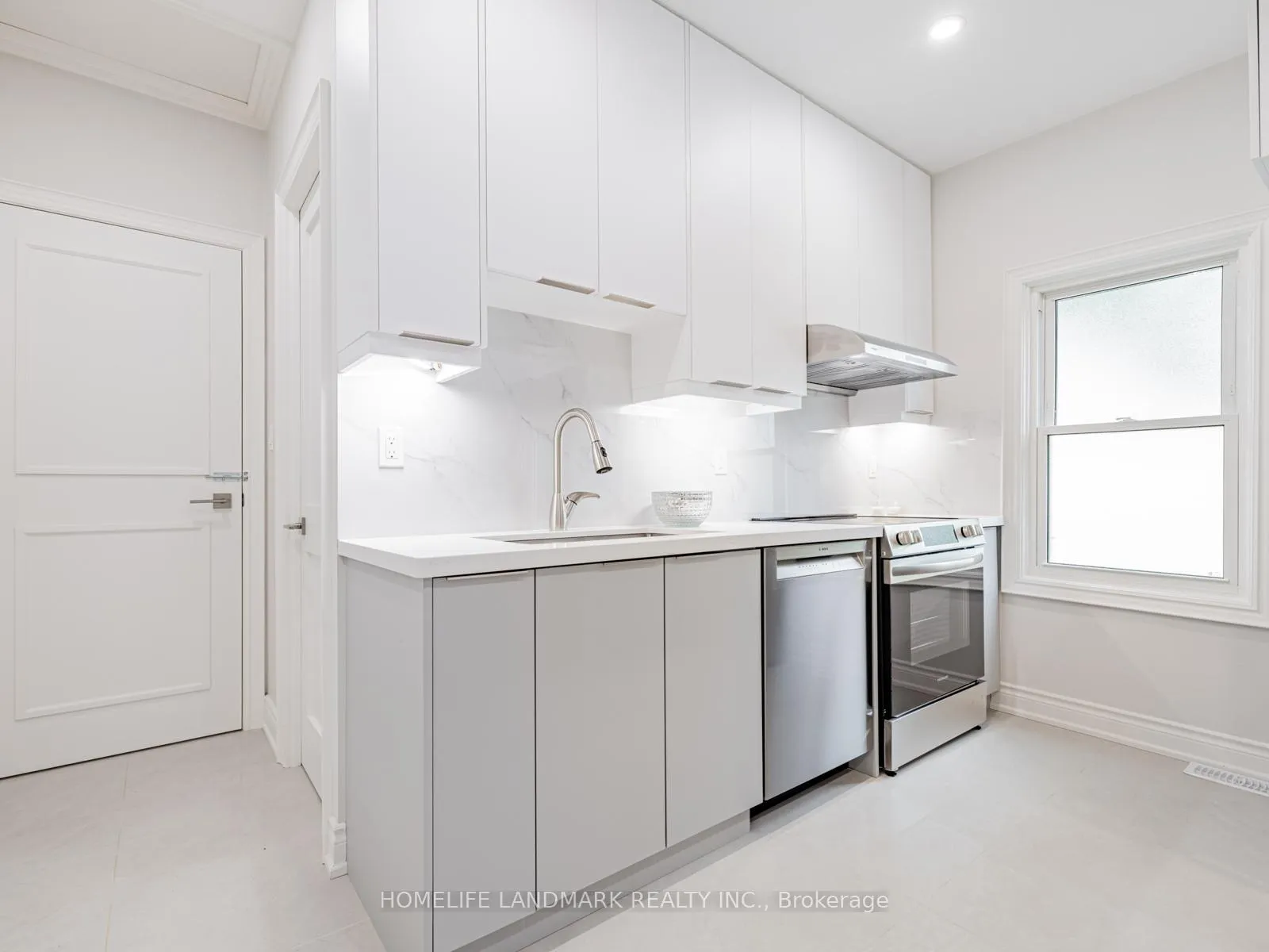 Photo 32 of 41 Arnold Crescent, Richmond Hill, Mill Pond — HOMEH