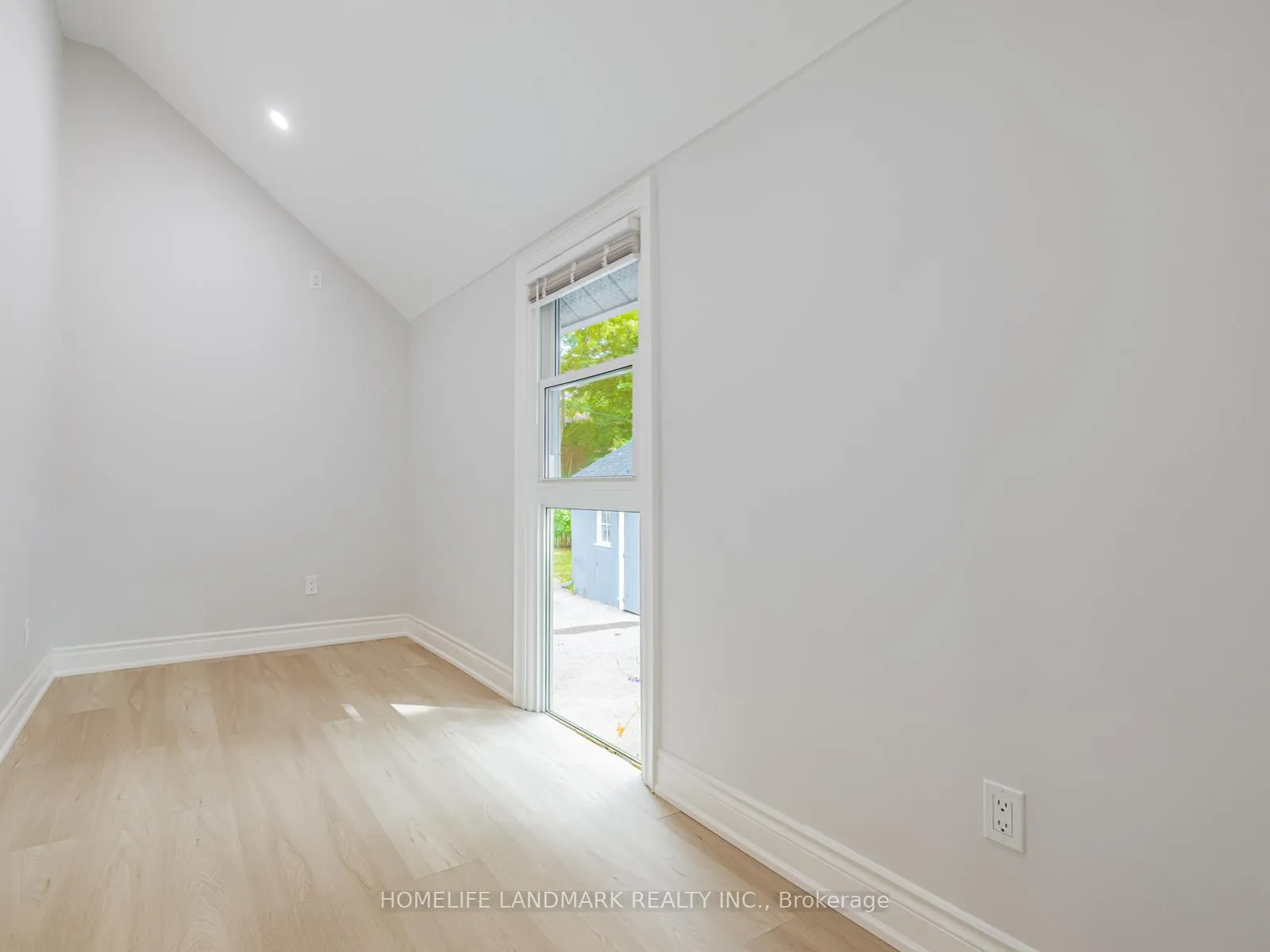 Photo 38 of 41 Arnold Crescent, Richmond Hill, Mill Pond — HOMEH