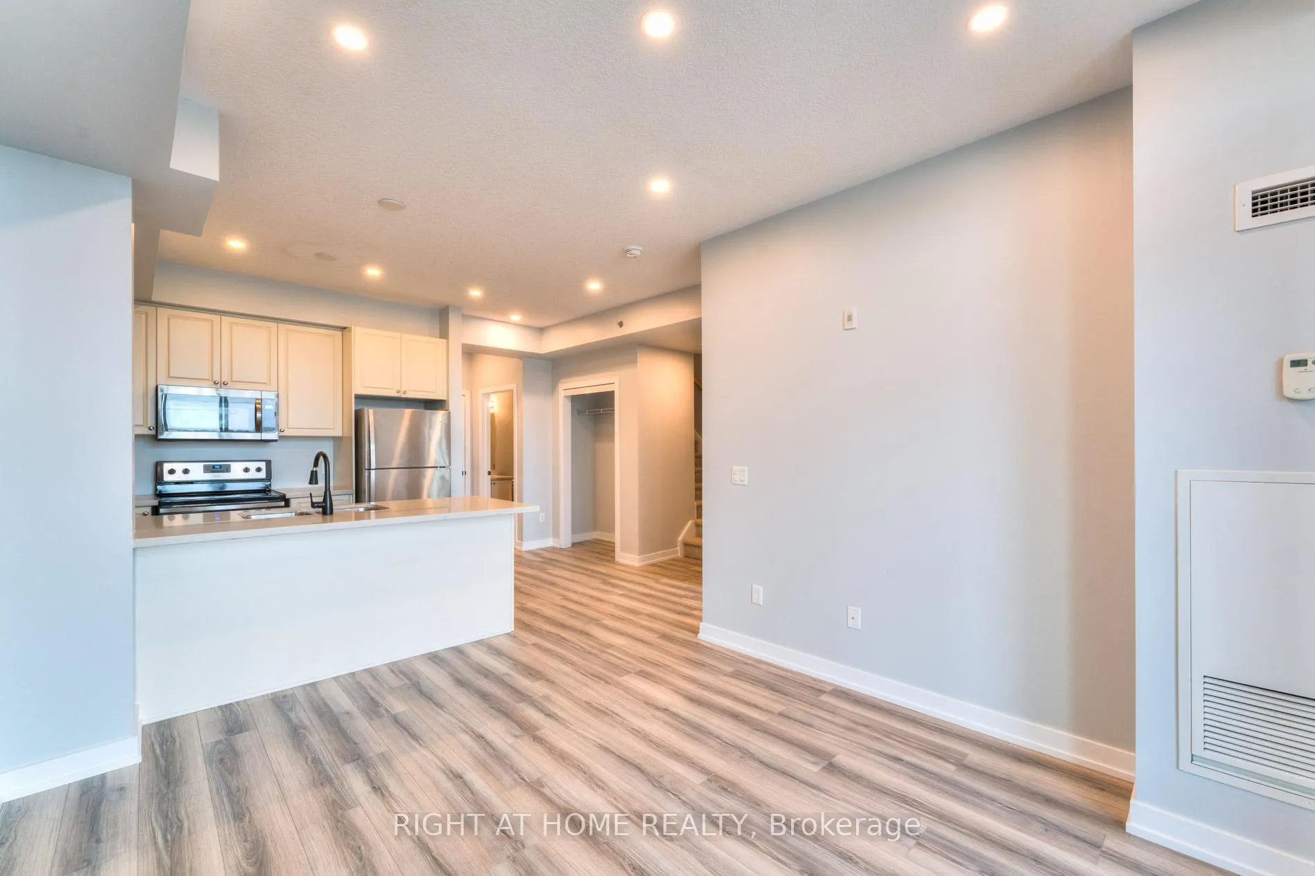 Photo 7 of Unit 320, 2486 Old Bronte Road, Oakville, Westmount — HOMEH
