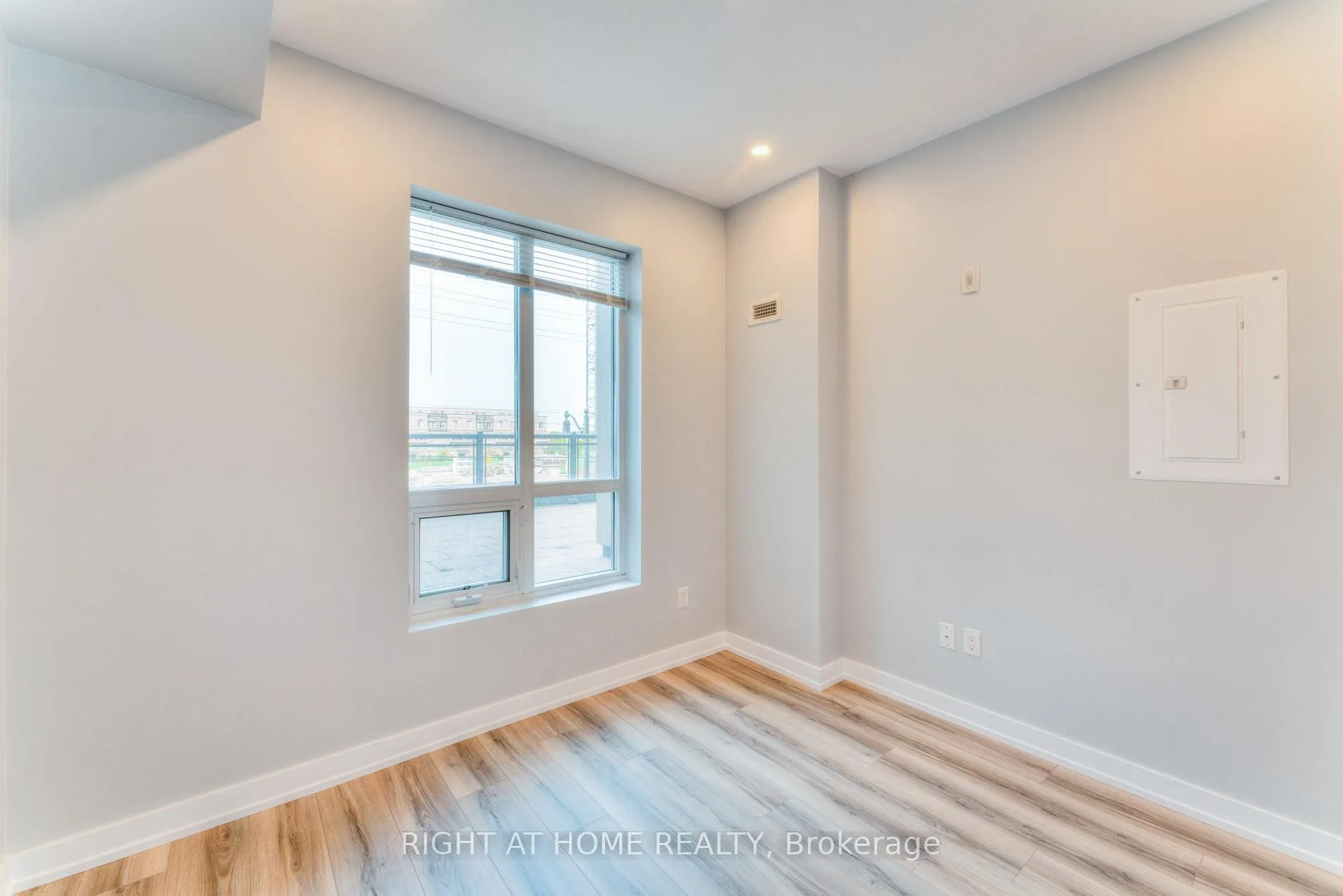 Photo 9 of Unit 320, 2486 Old Bronte Road, Oakville, Westmount — HOMEH