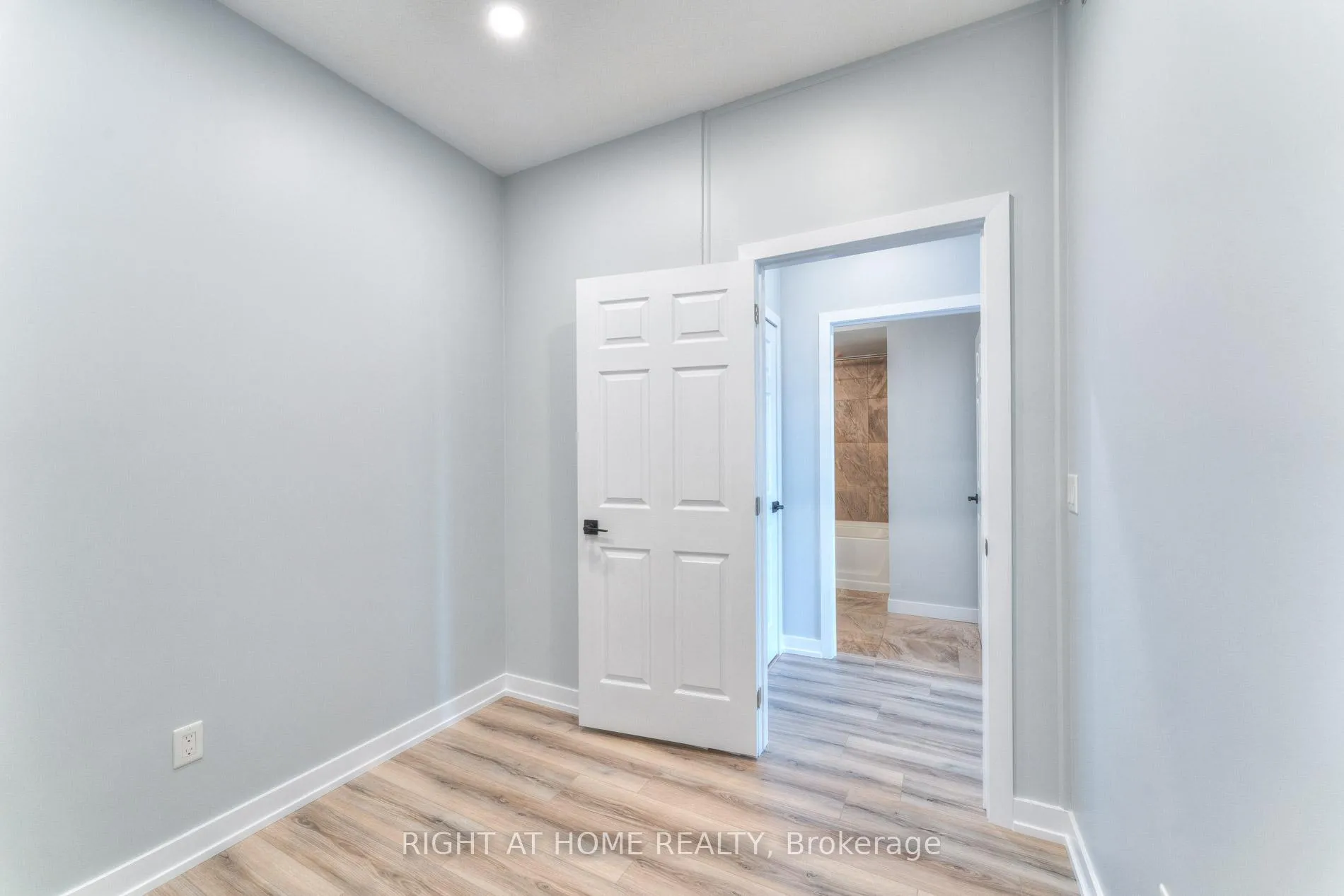 Photo 12 of Unit 320, 2486 Old Bronte Road, Oakville, Westmount — HOMEH