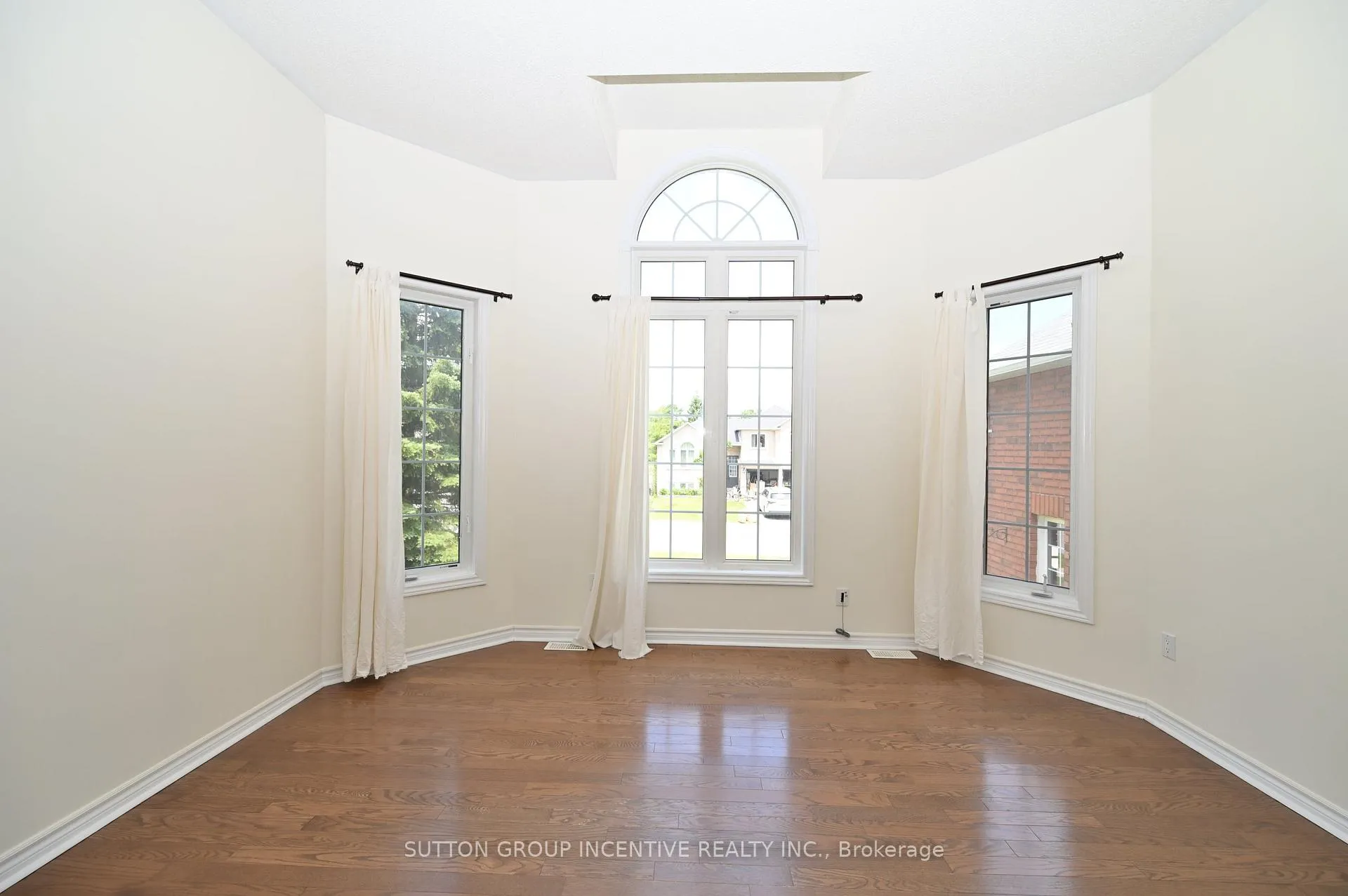 Photo 5 of 58 Bloxham Place, Barrie, Bayshore — HOMEH