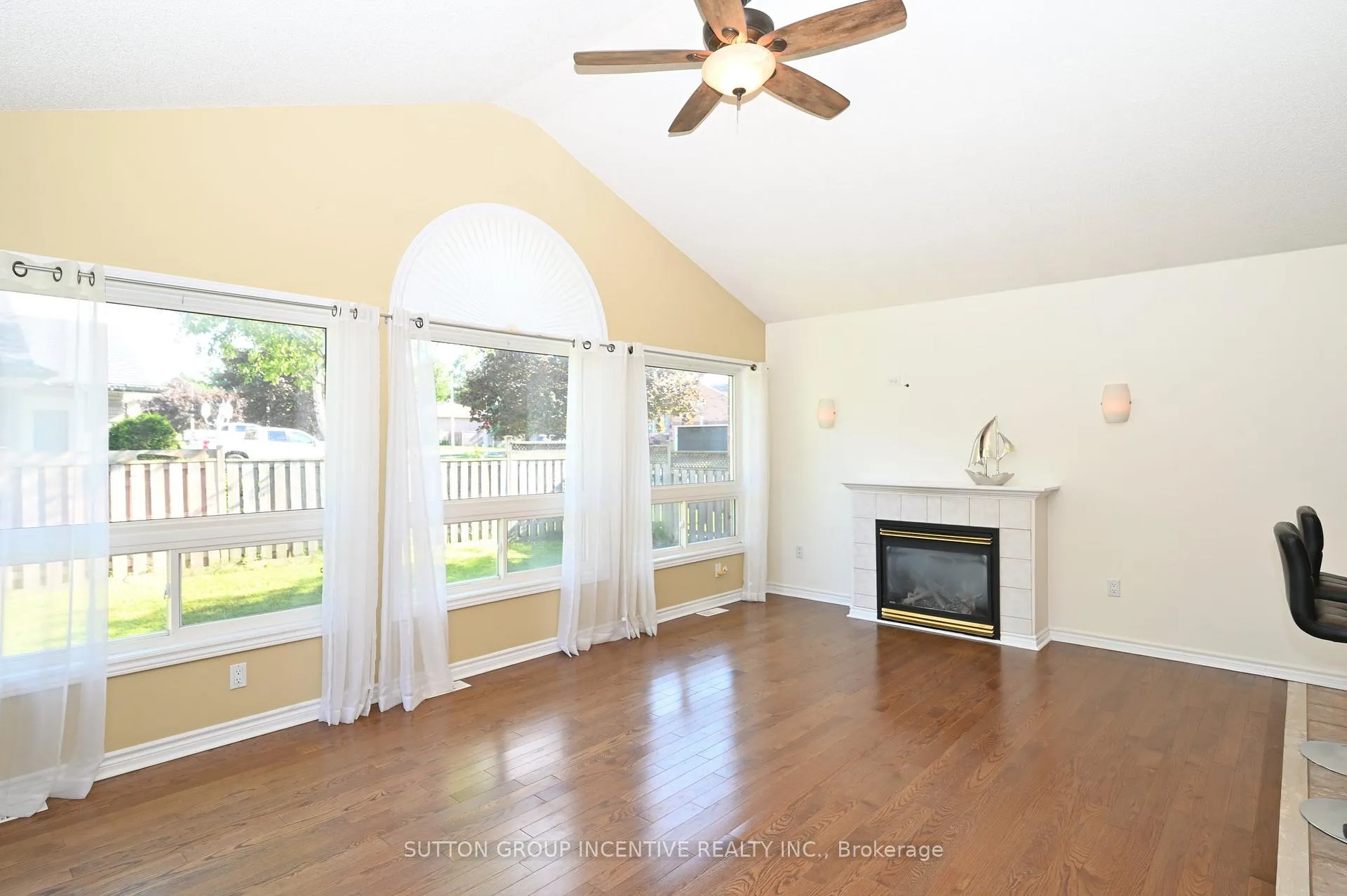 Photo 8 of 58 Bloxham Place, Barrie, Bayshore — HOMEH