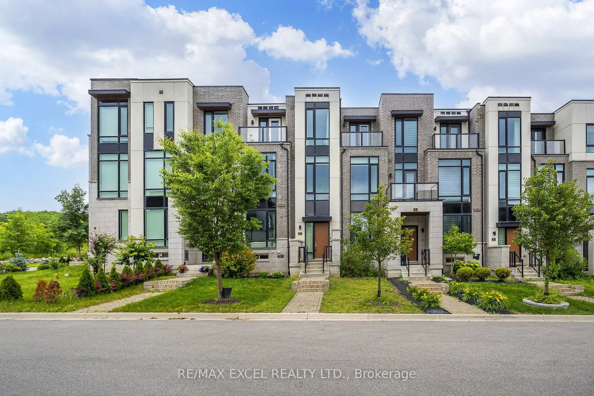 Photo 2 of 42 Aylin Crescent, Vaughan, Patterson — HOMEH